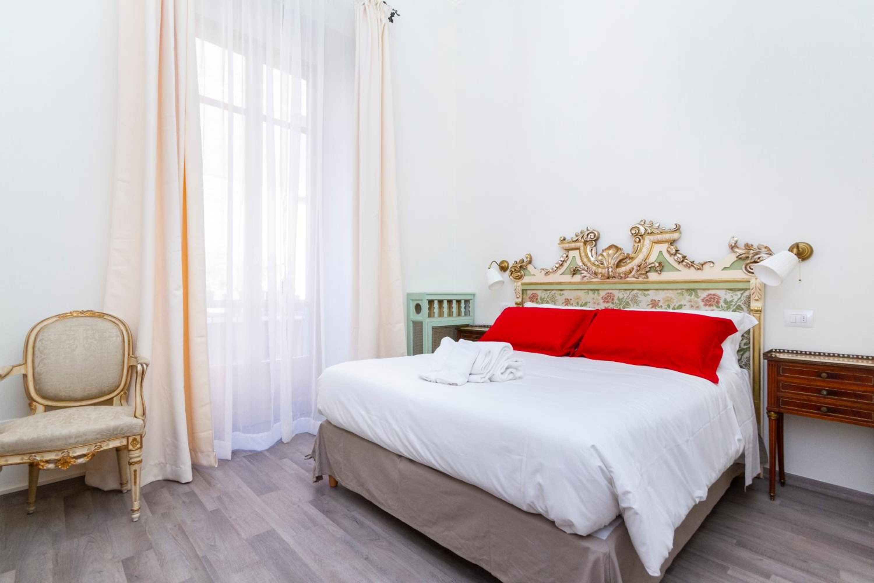 Double Room with Private Bathroom - Photo 2