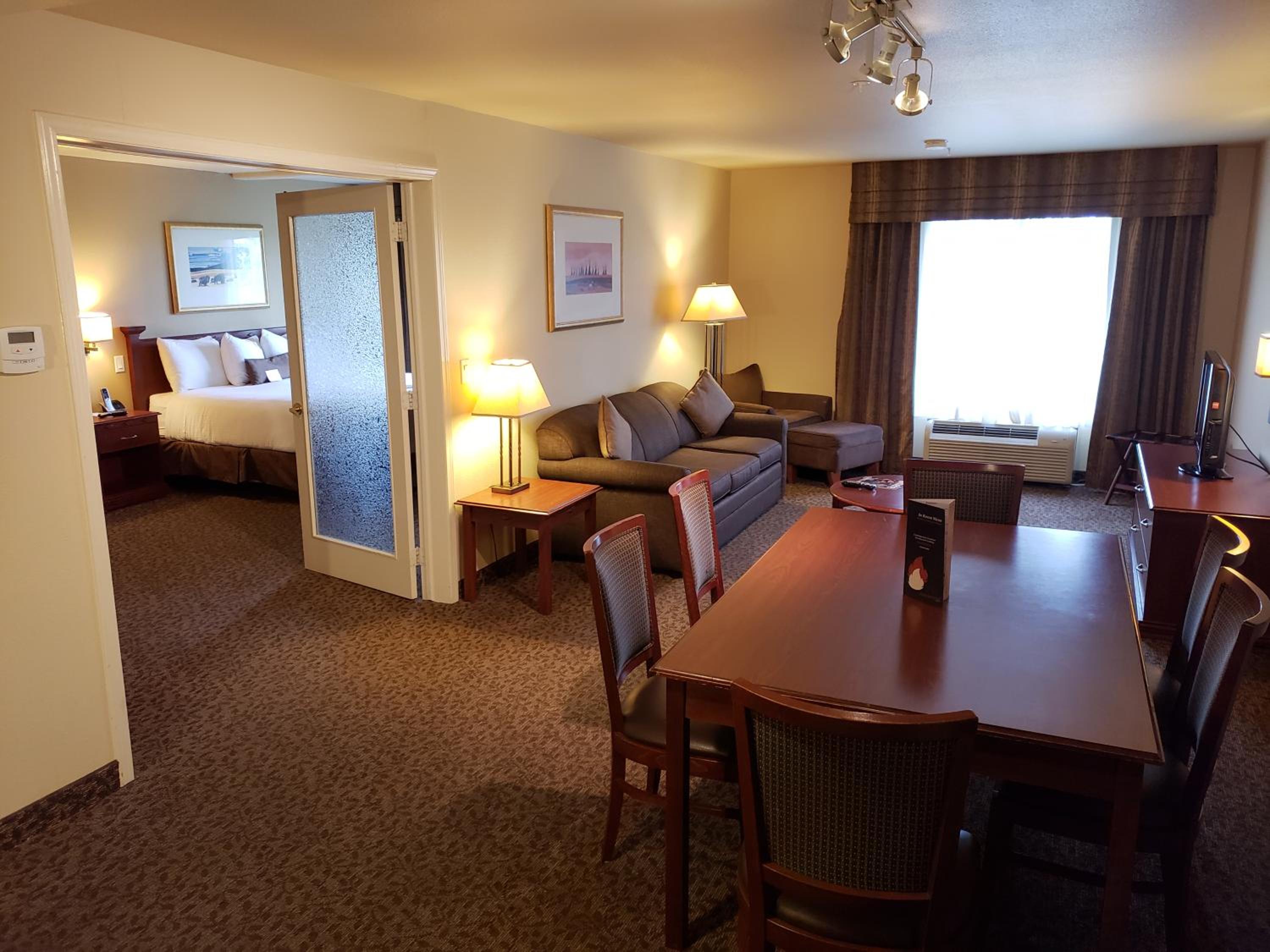 One-Bedroom King Business Suite, Non-Smoking - Photo 2