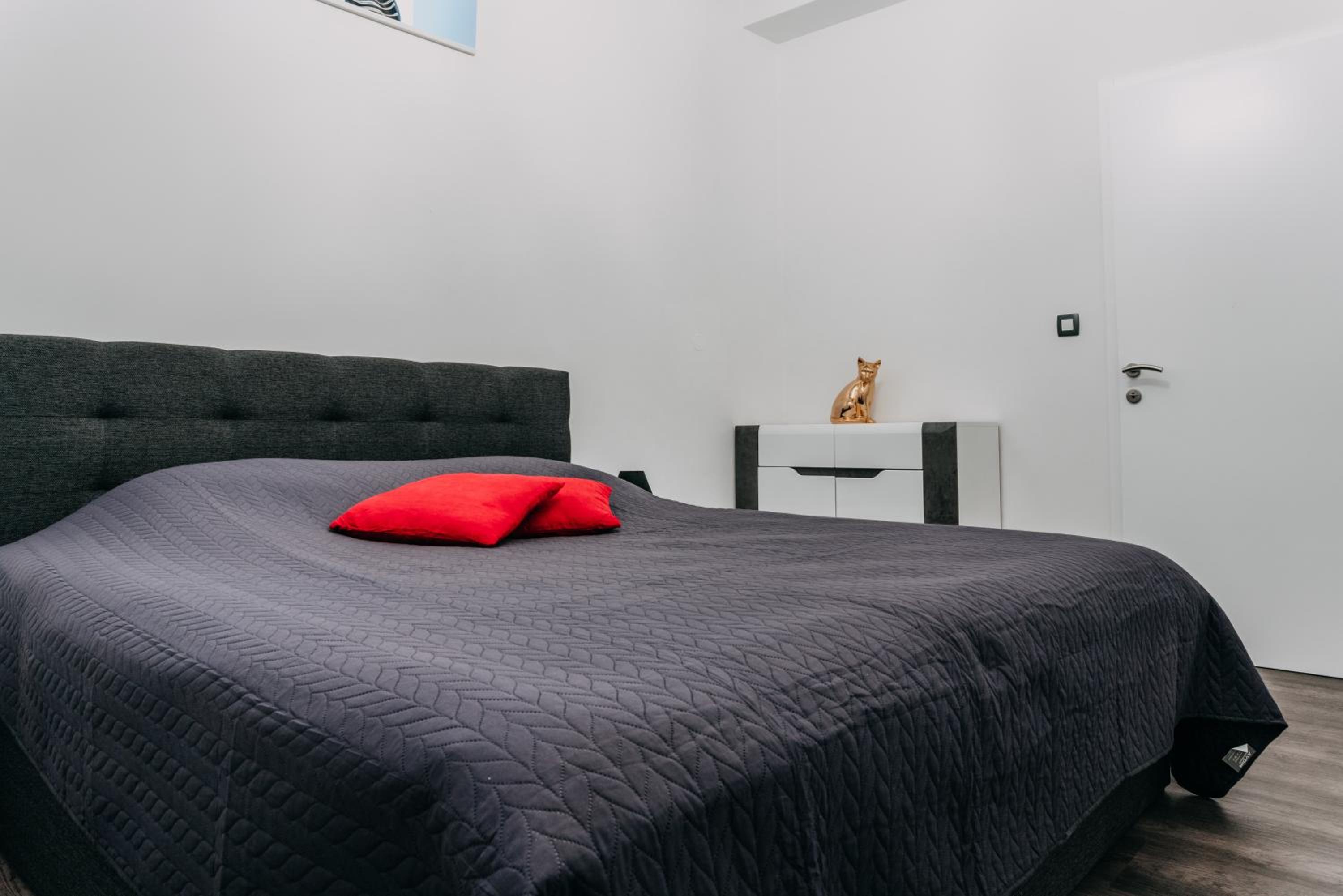 Red King Luxury Apartment photo 3