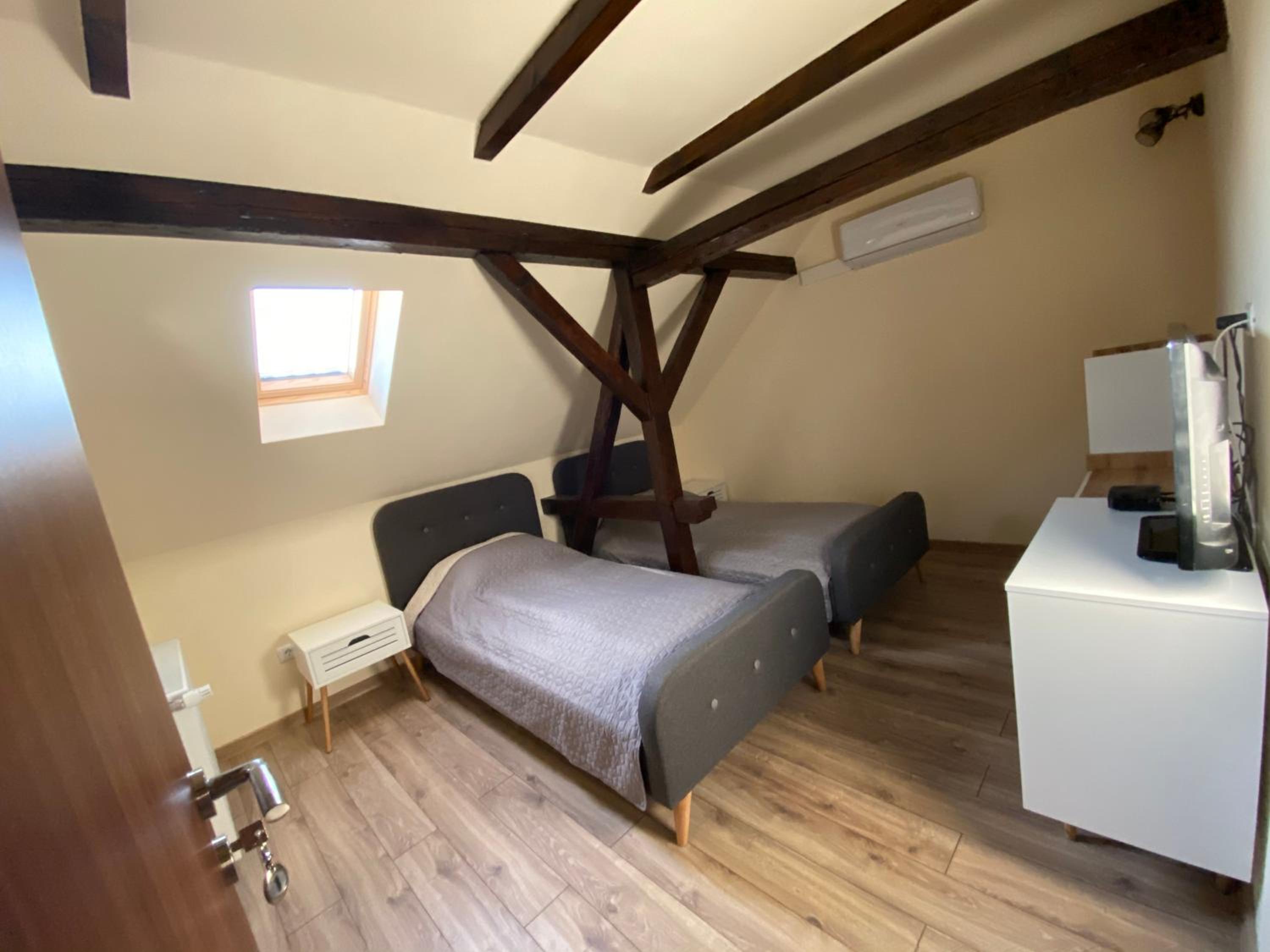 Twin Room with Private External Bathroom - Photo 14