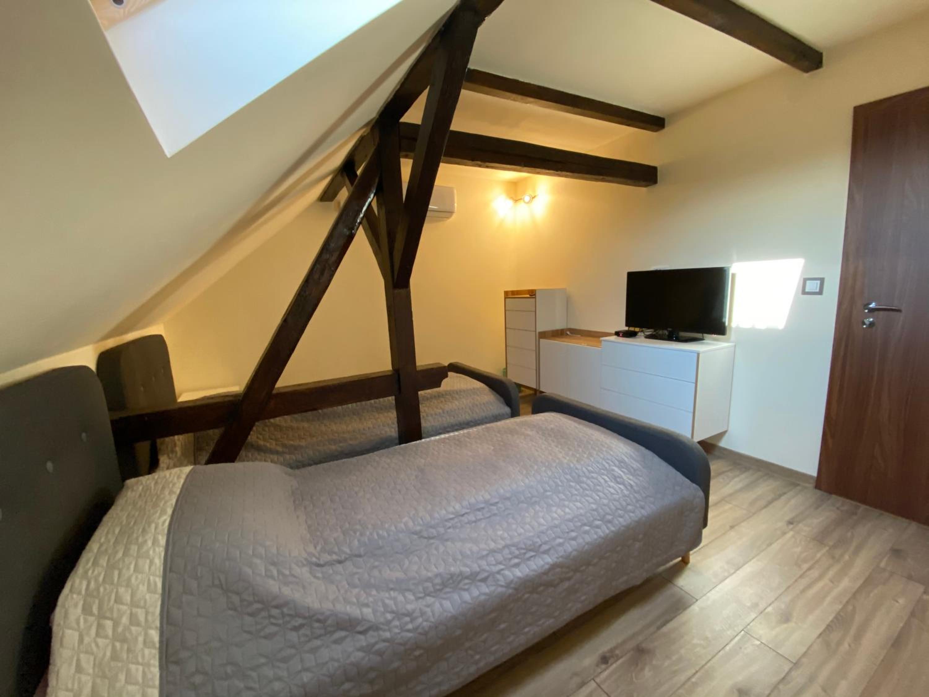 Twin Room with Private External Bathroom - Photo 16