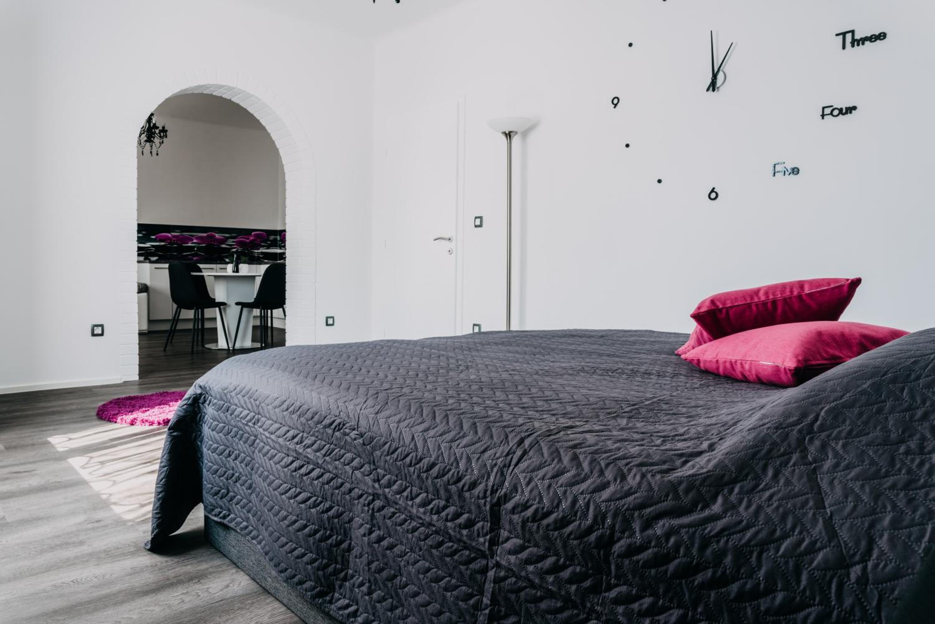 Purple Queen Luxury Apartment photo 3