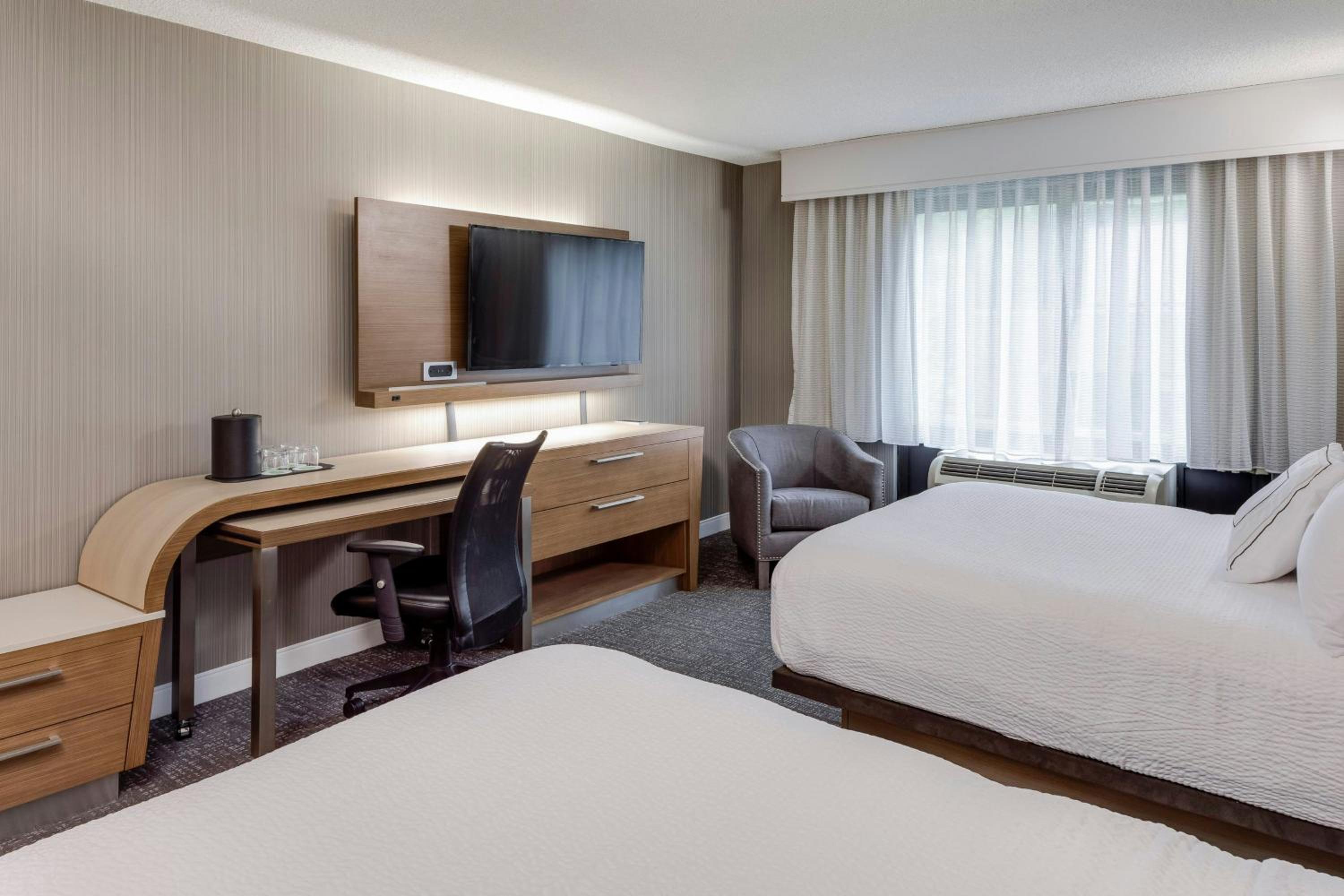 Queen Room with Two Queen Beds and Balcony photo 2