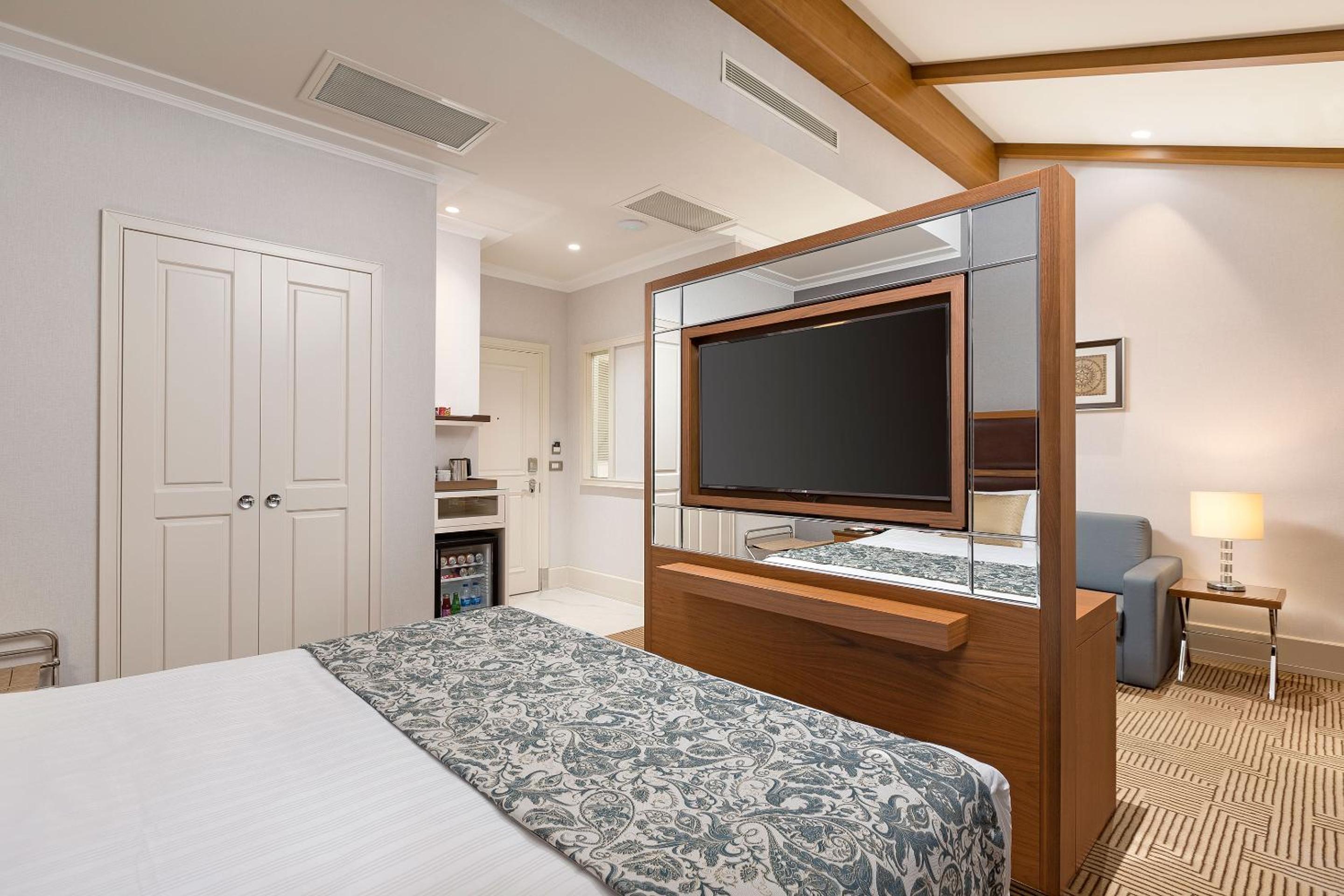 Executive Double Room with Balcony thumbnail 5