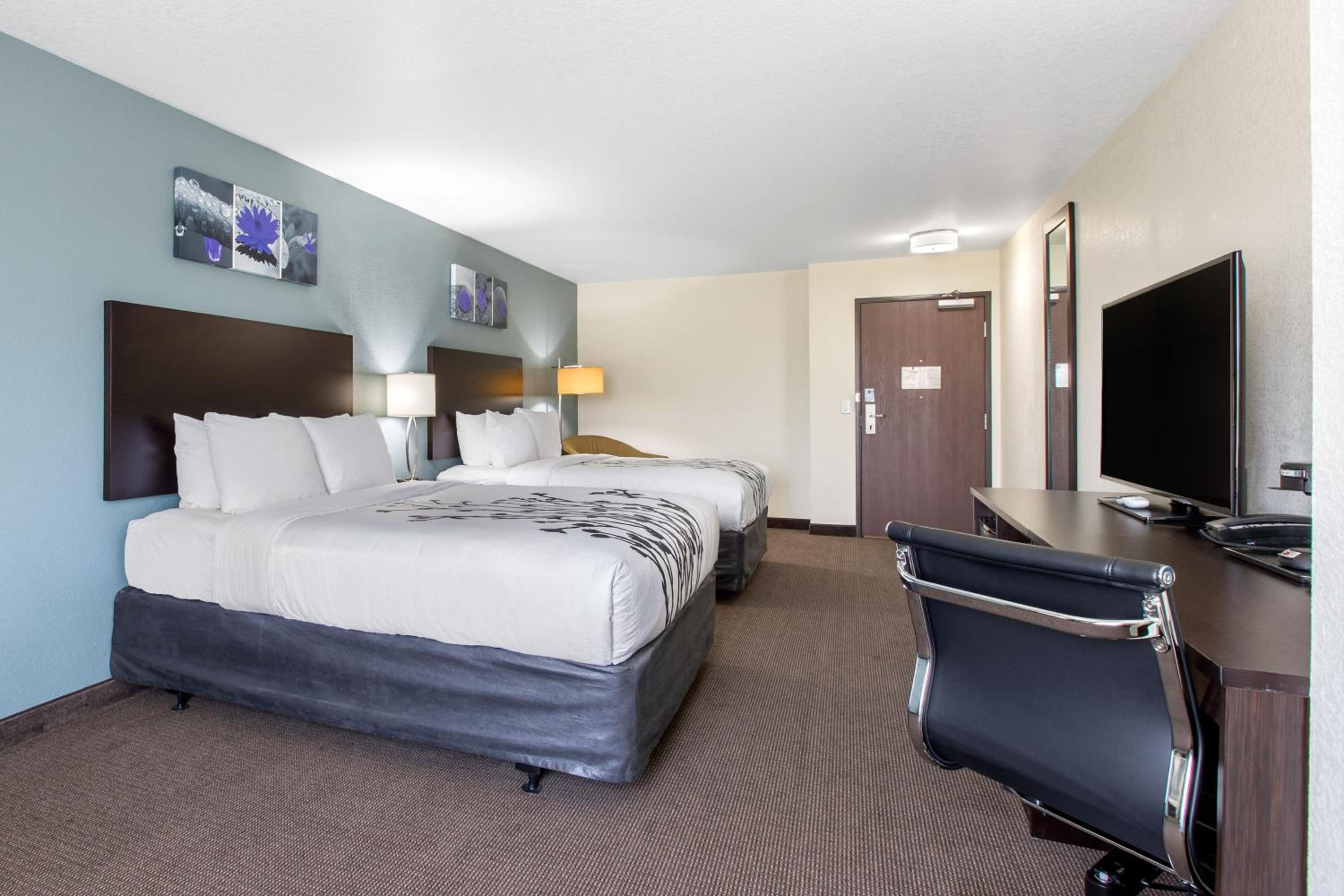 Queen Room with Two Queen Beds - Accessible/Non-Smoking  photo 2