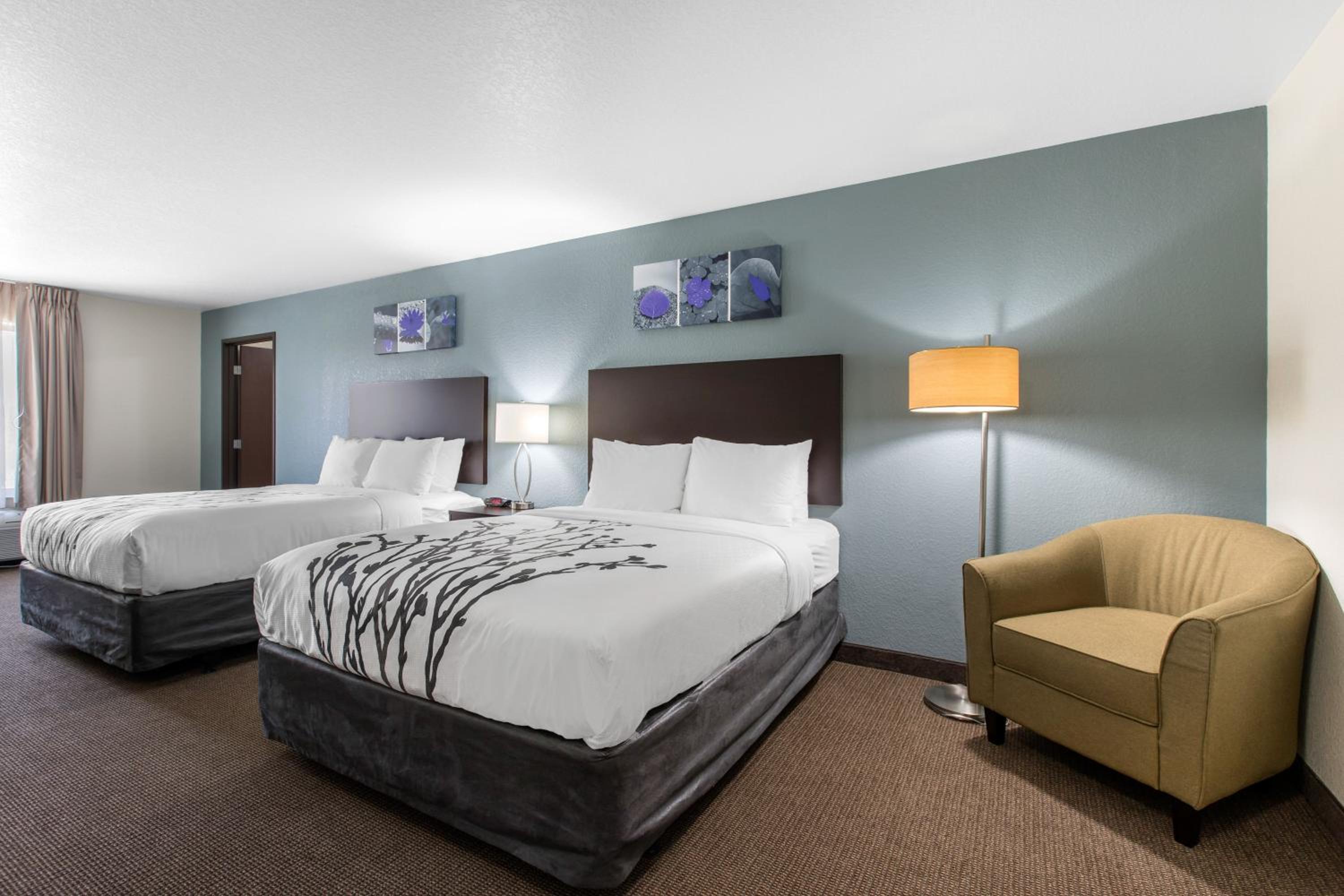 Queen Room with Two Queen Beds - Accessible/Non-Smoking  photo 3