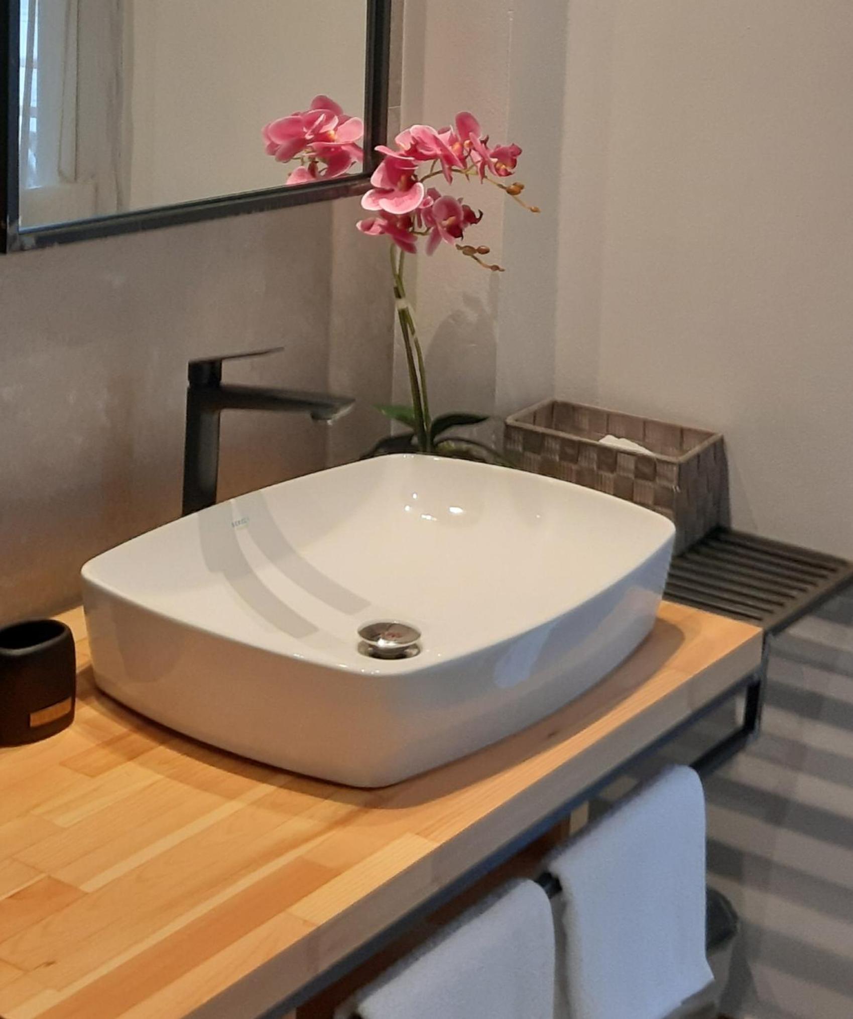 One-Bedroom Apartment - Photo 2