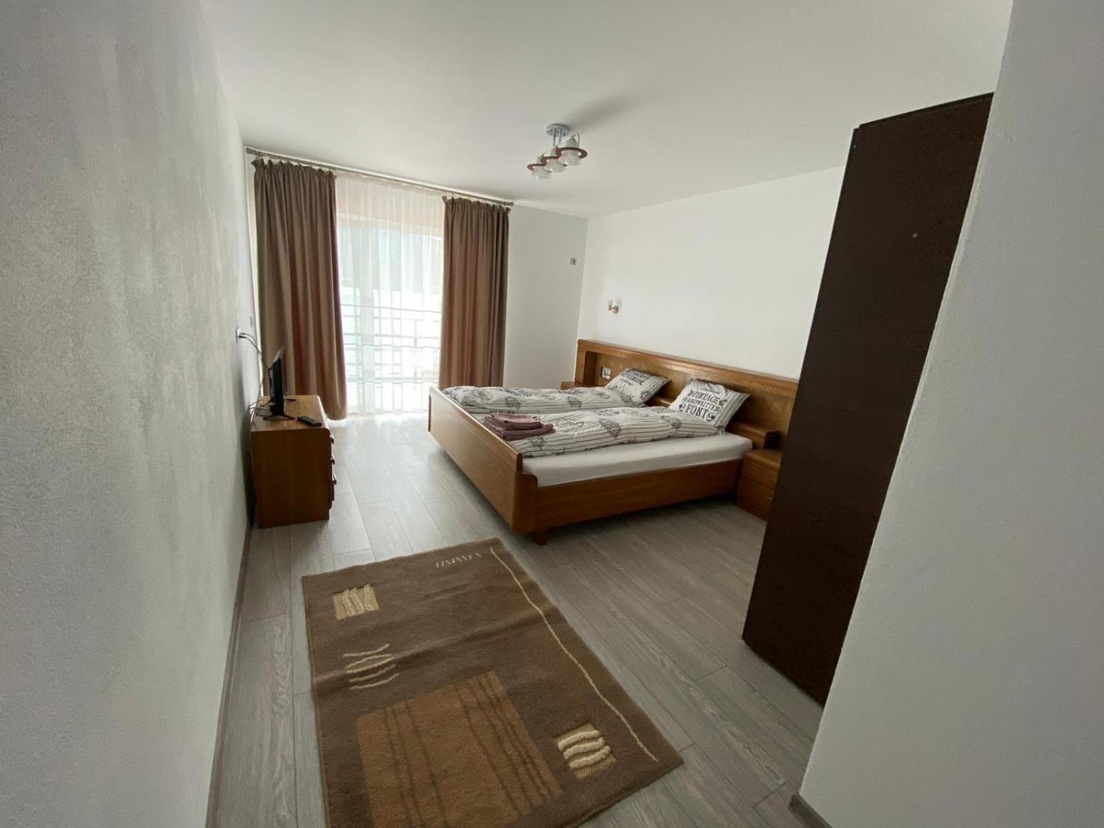 Six-Bedroom House - Photo 21