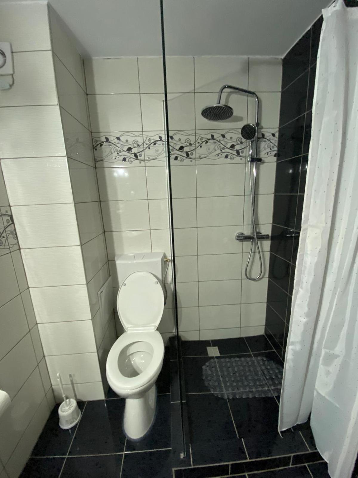 Six-Bedroom House - Photo 19