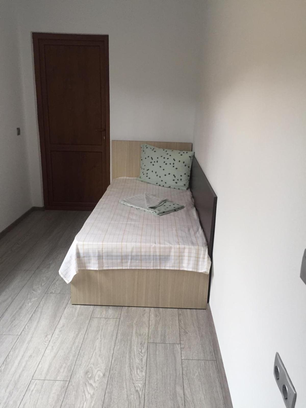 Six-Bedroom House - Photo 17