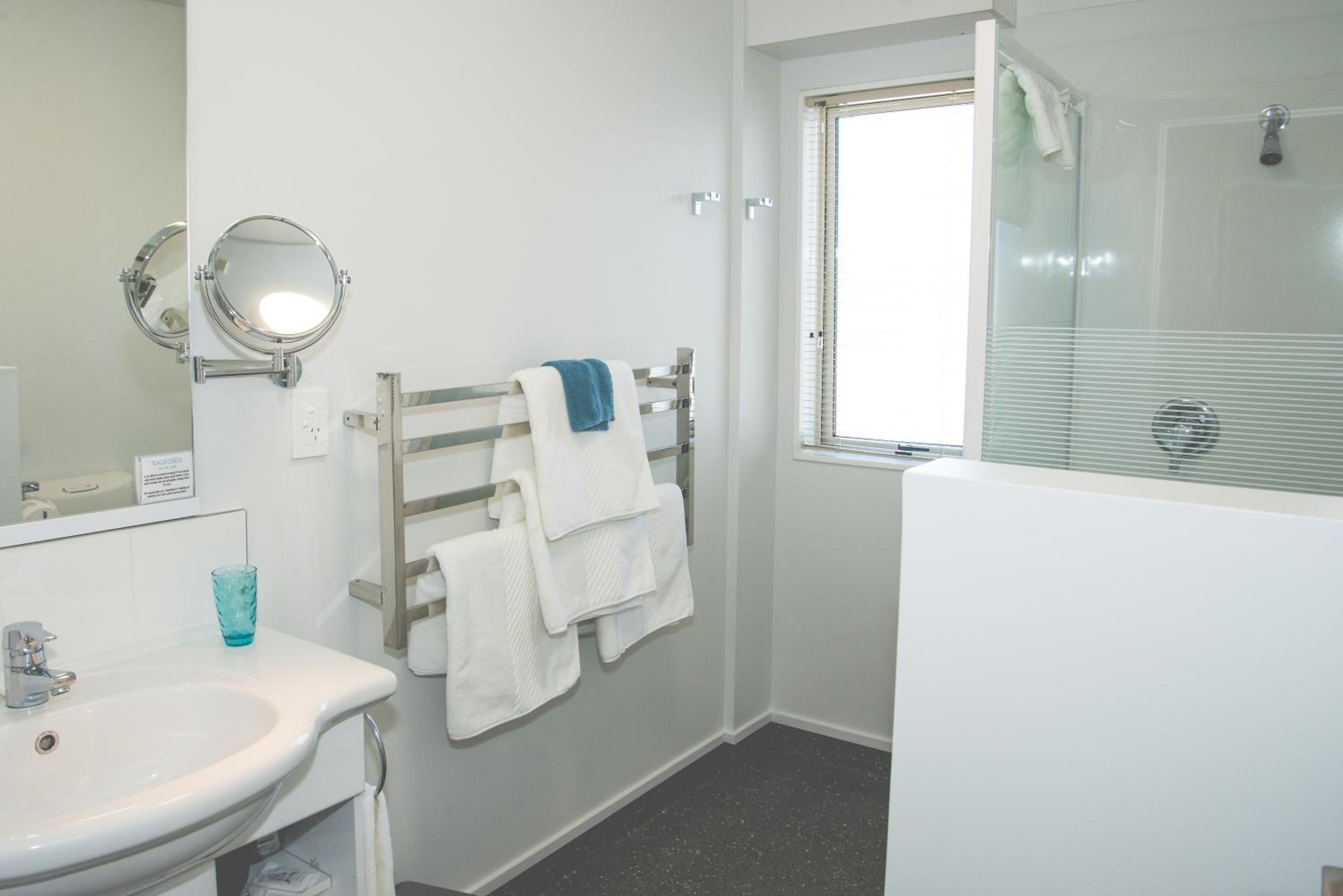 Premier Lakeview One Bedroom Suite - Upper Floor  - Photo 5