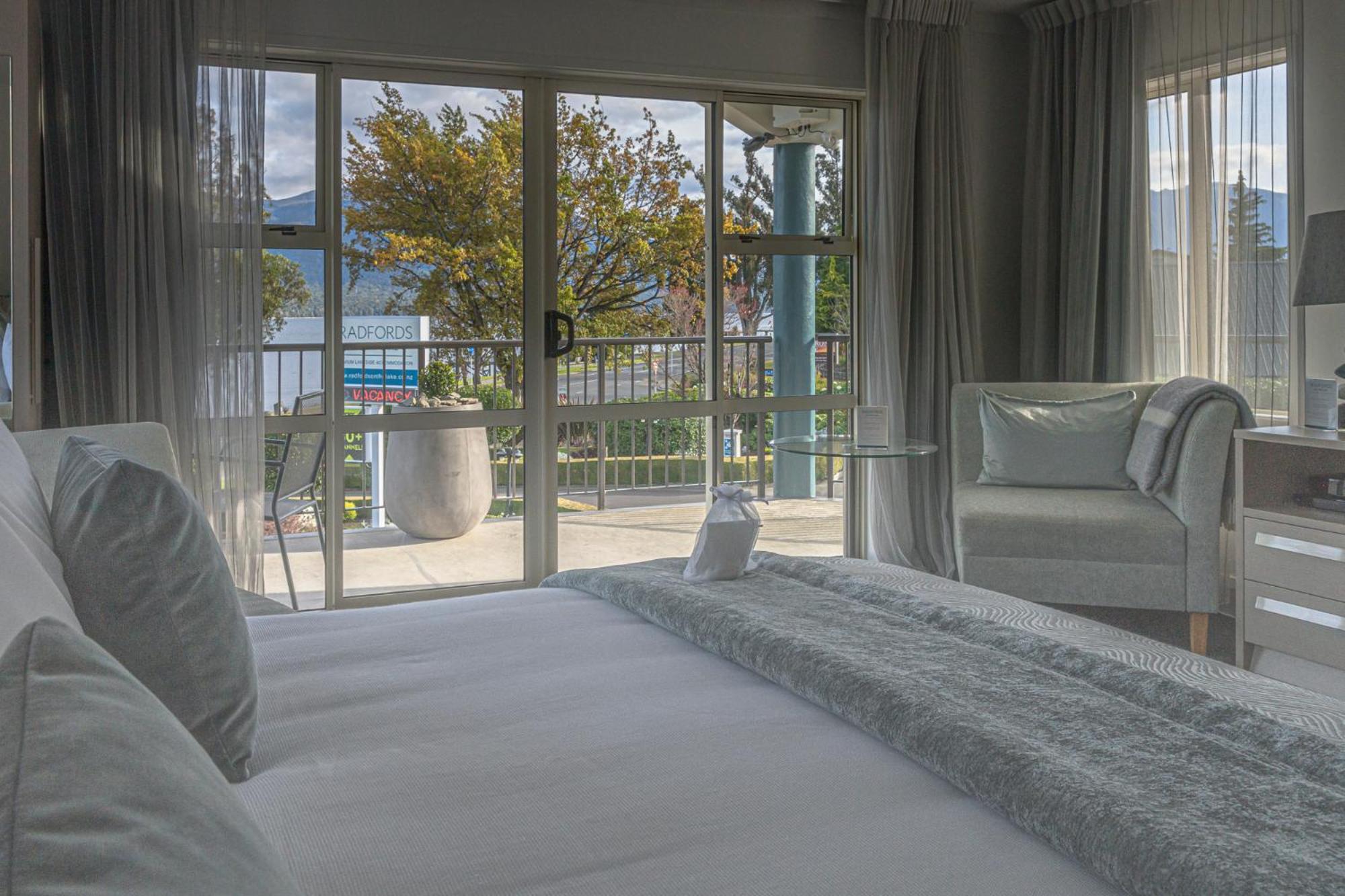 Premier Lakeview Studio - Upper Floor
