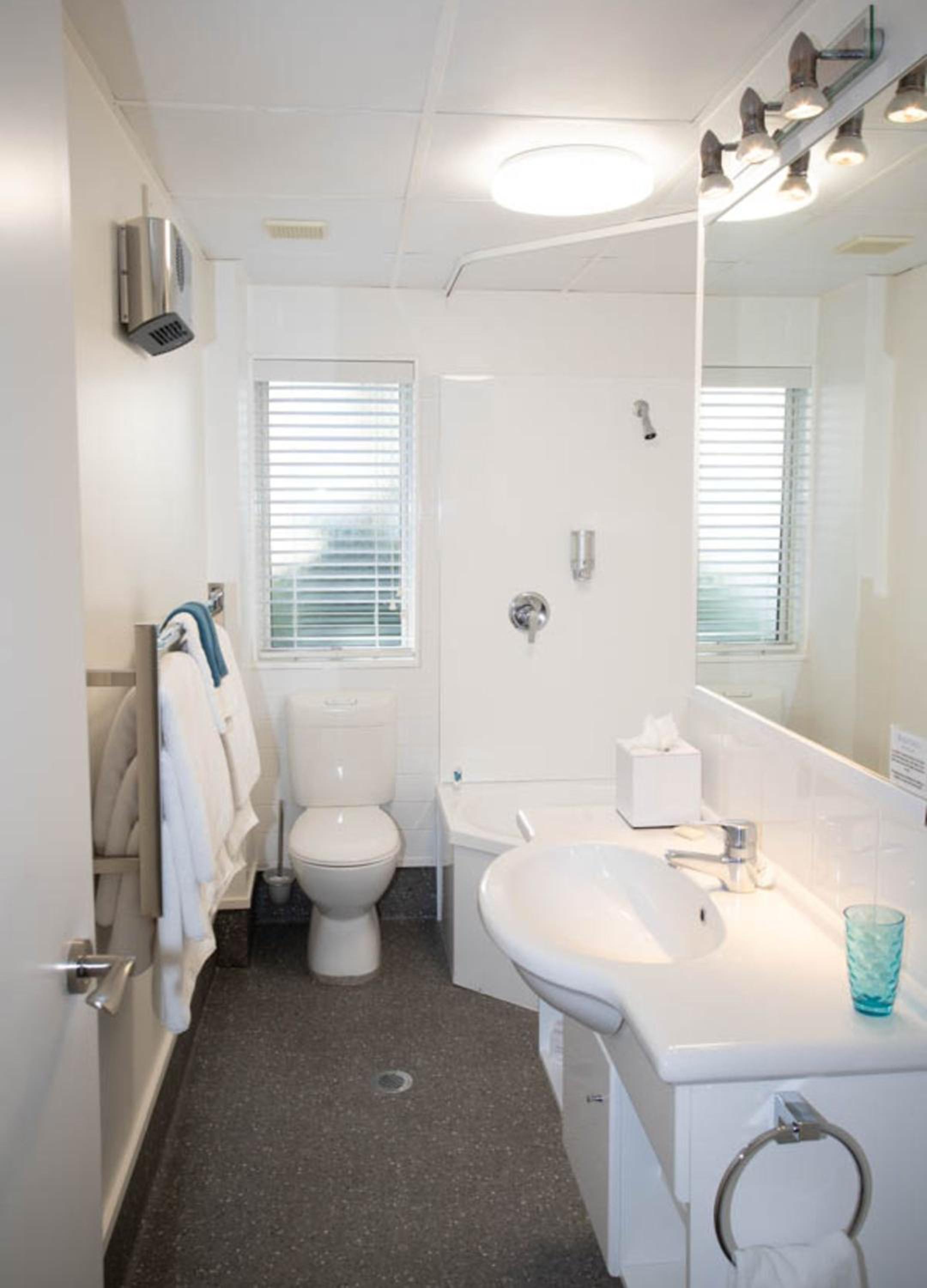 Two Bedroom Spa Apartment - Ground Floor - Photo 2
