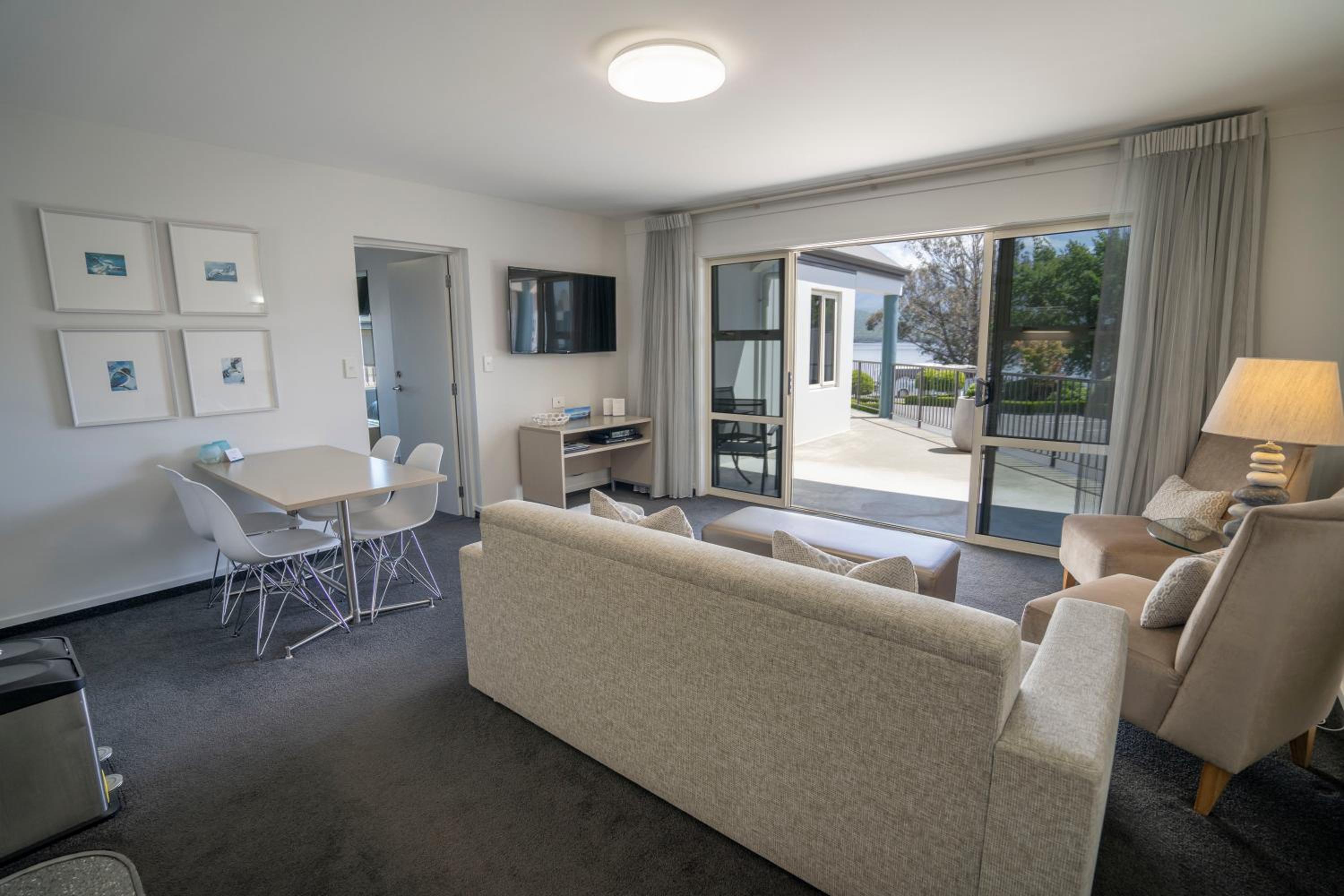 Apartment with Lake View - Photo 1