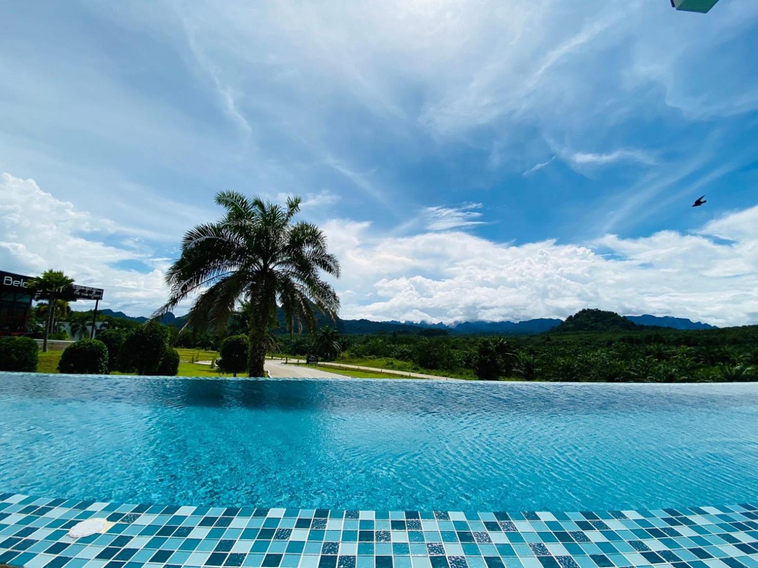 Grand Deluxe Pool Access photo 3