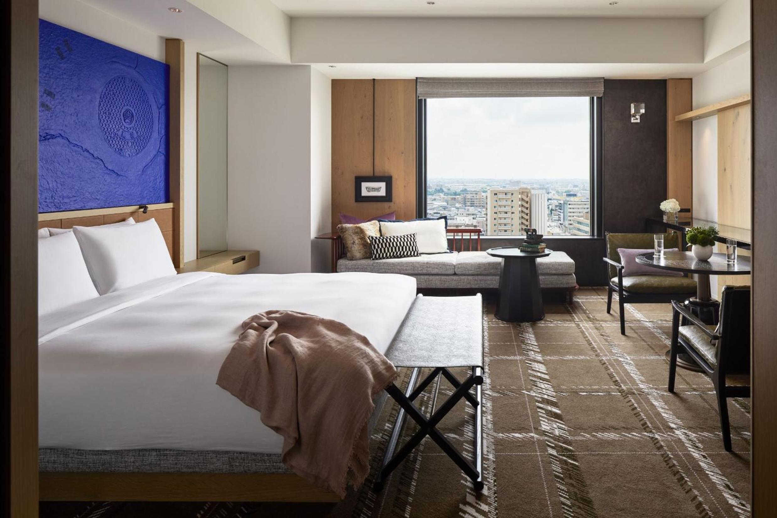 Premium King Room - Photo 4