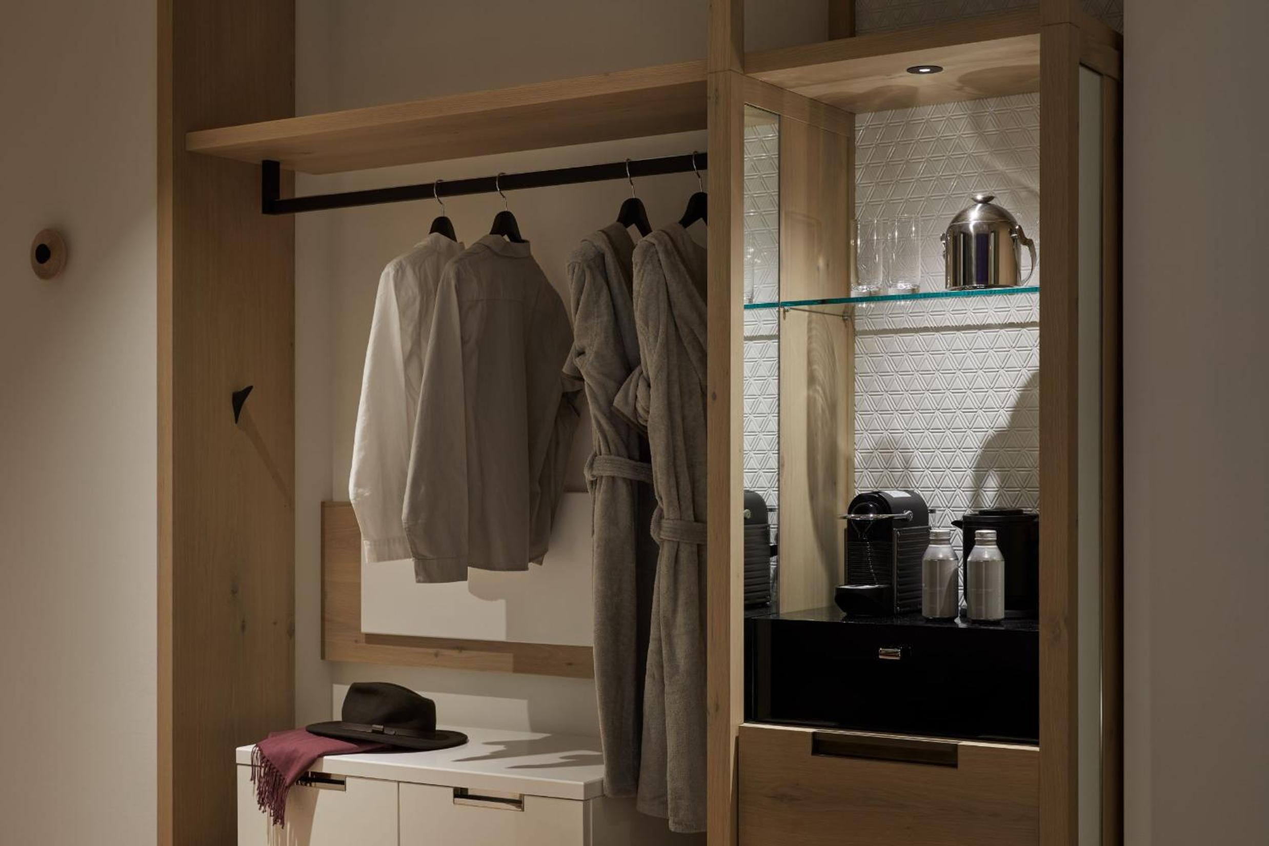 Deluxe King Room - Photo 2