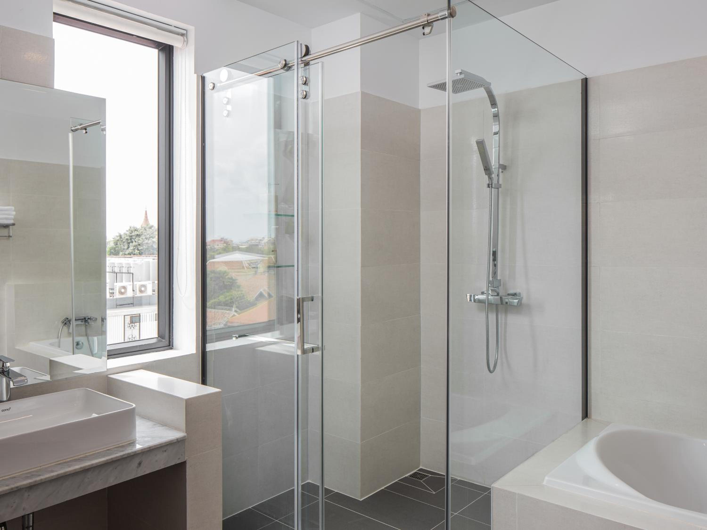 Junior Suite with Balcony - Photo 9