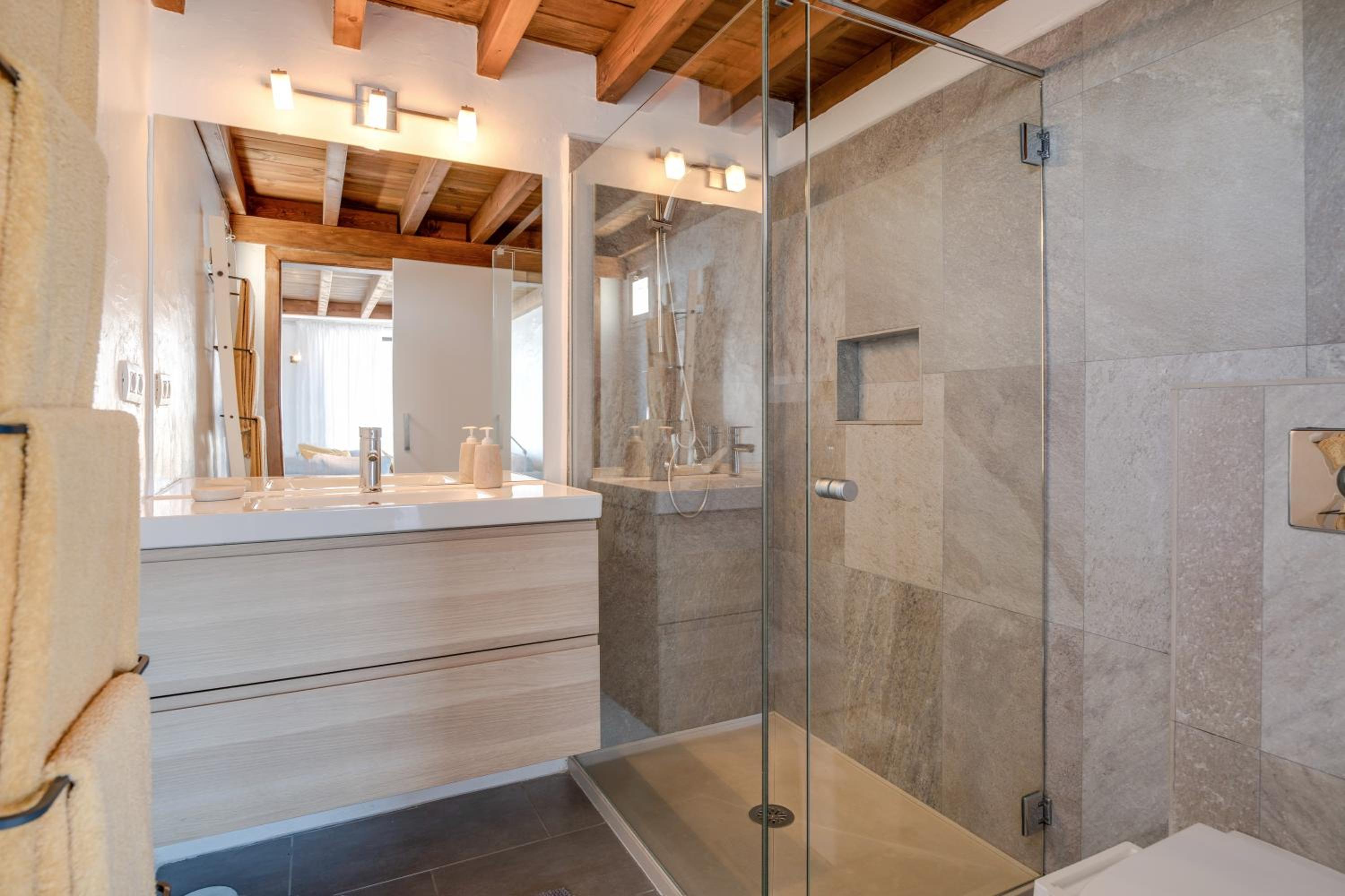 Two-Bedroom House - Photo 18