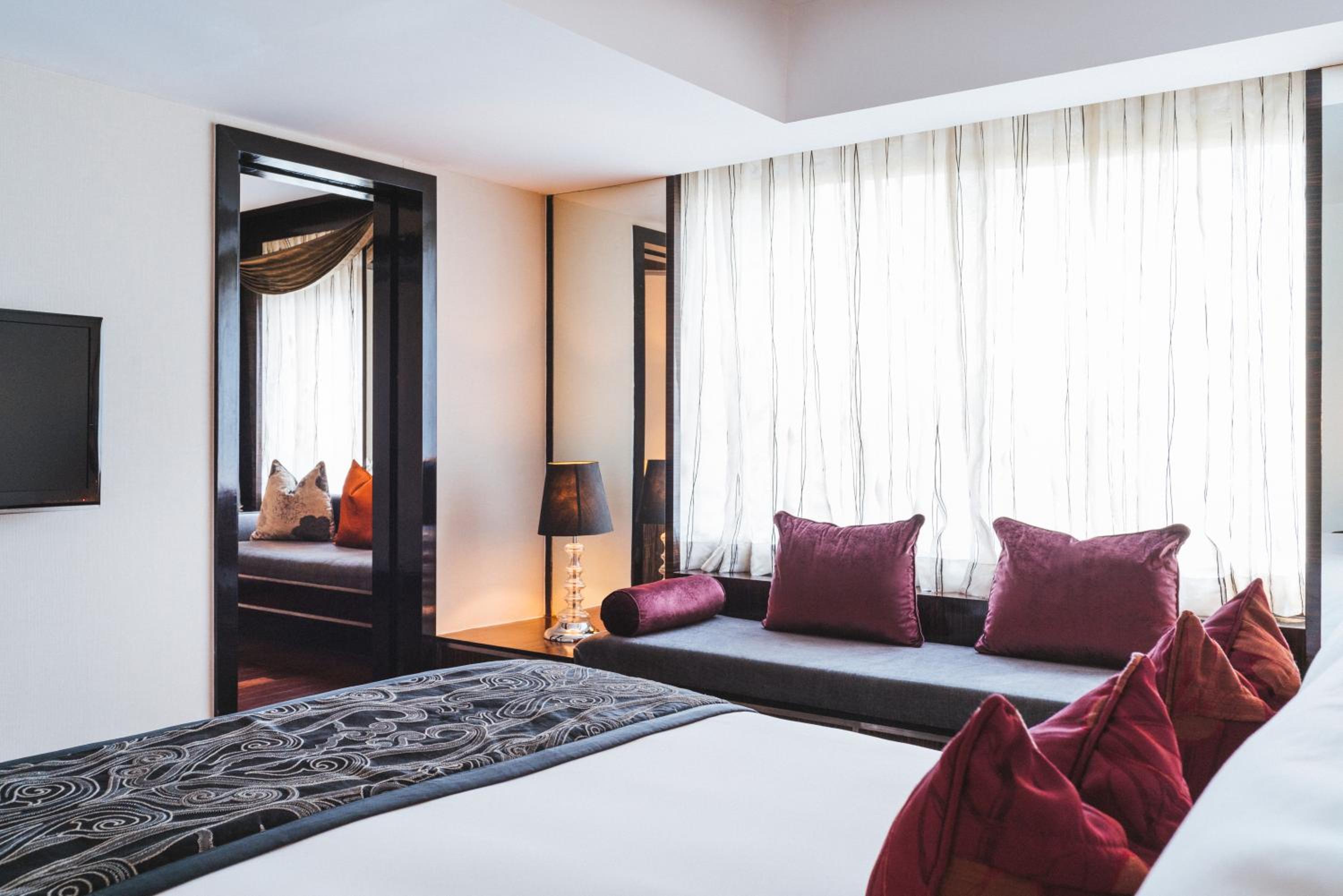 Opera Suite, King Bed, Living Area with Lounge Access, Breakfast, Hi-tea, Cocktail Hours, Meeting Room access for an Hour, Airport Transfers (T1 & T2) thumbnail 5