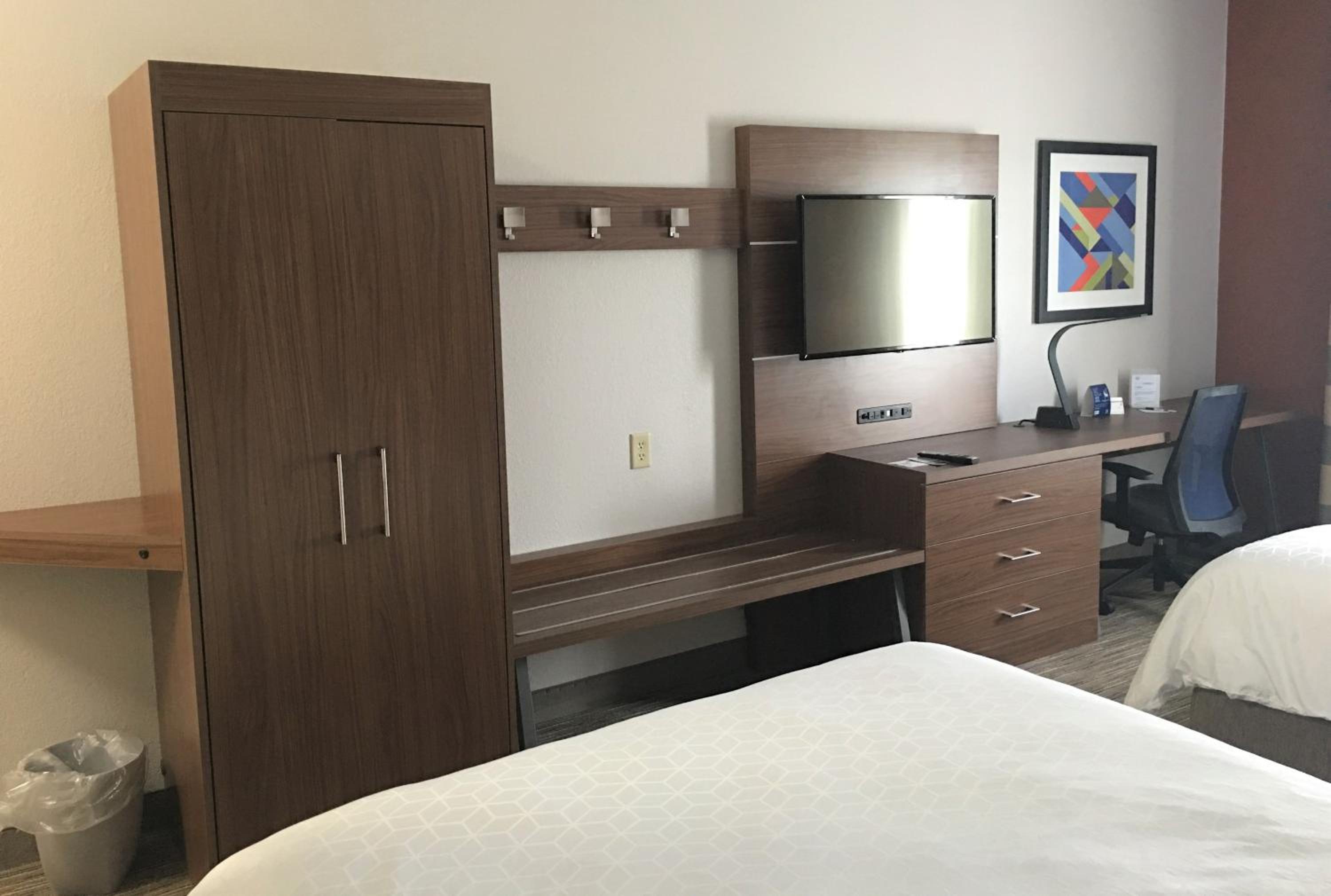 Standard Queen Room with Two Queen Beds - Photo 2