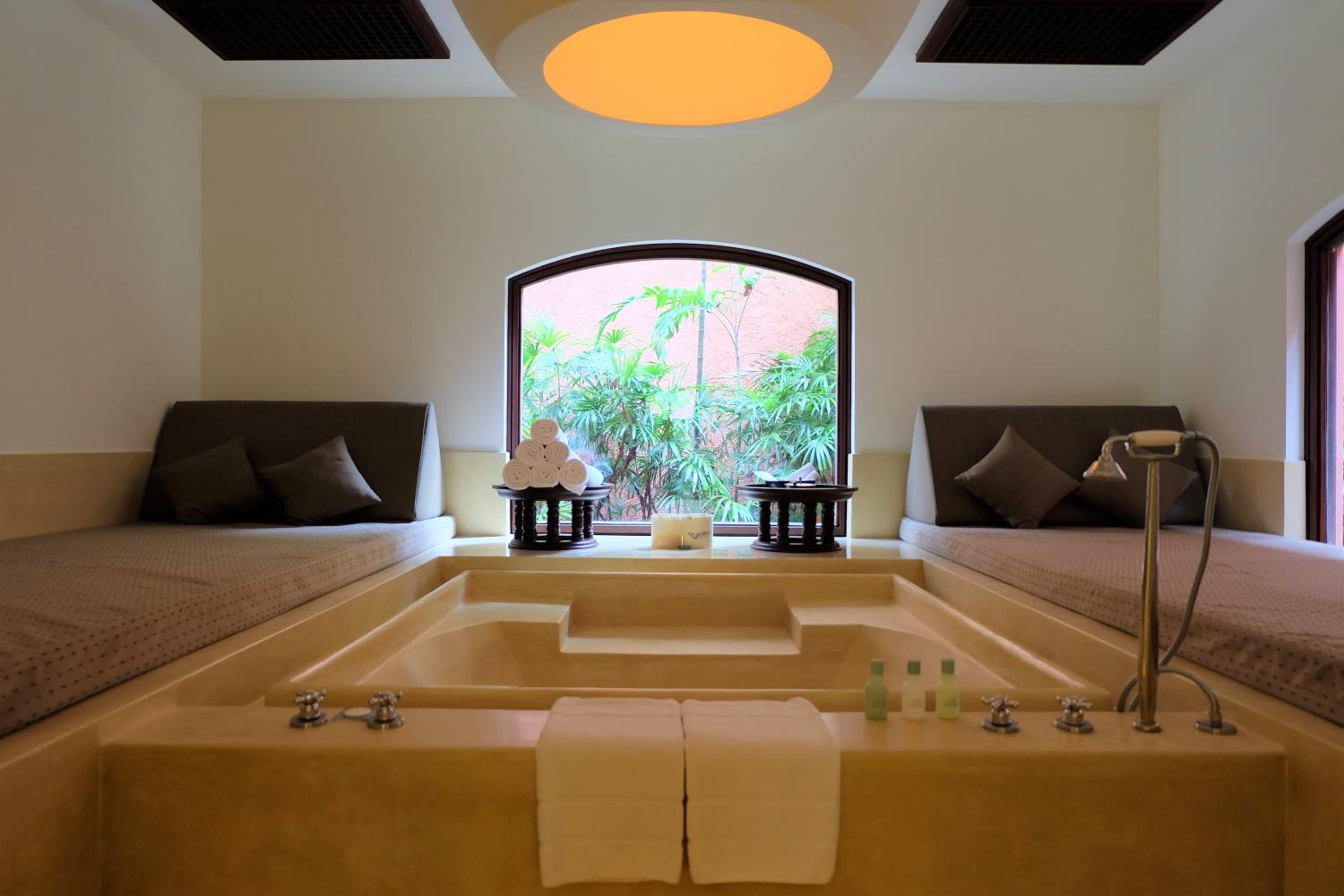 Suite with Balcony - Photo 7
