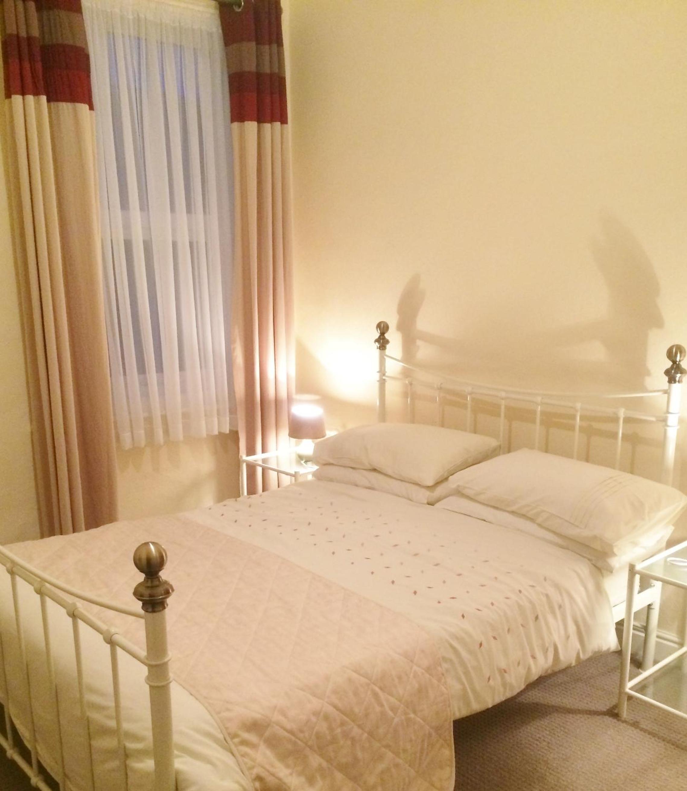 Large Double Room - Photo 3