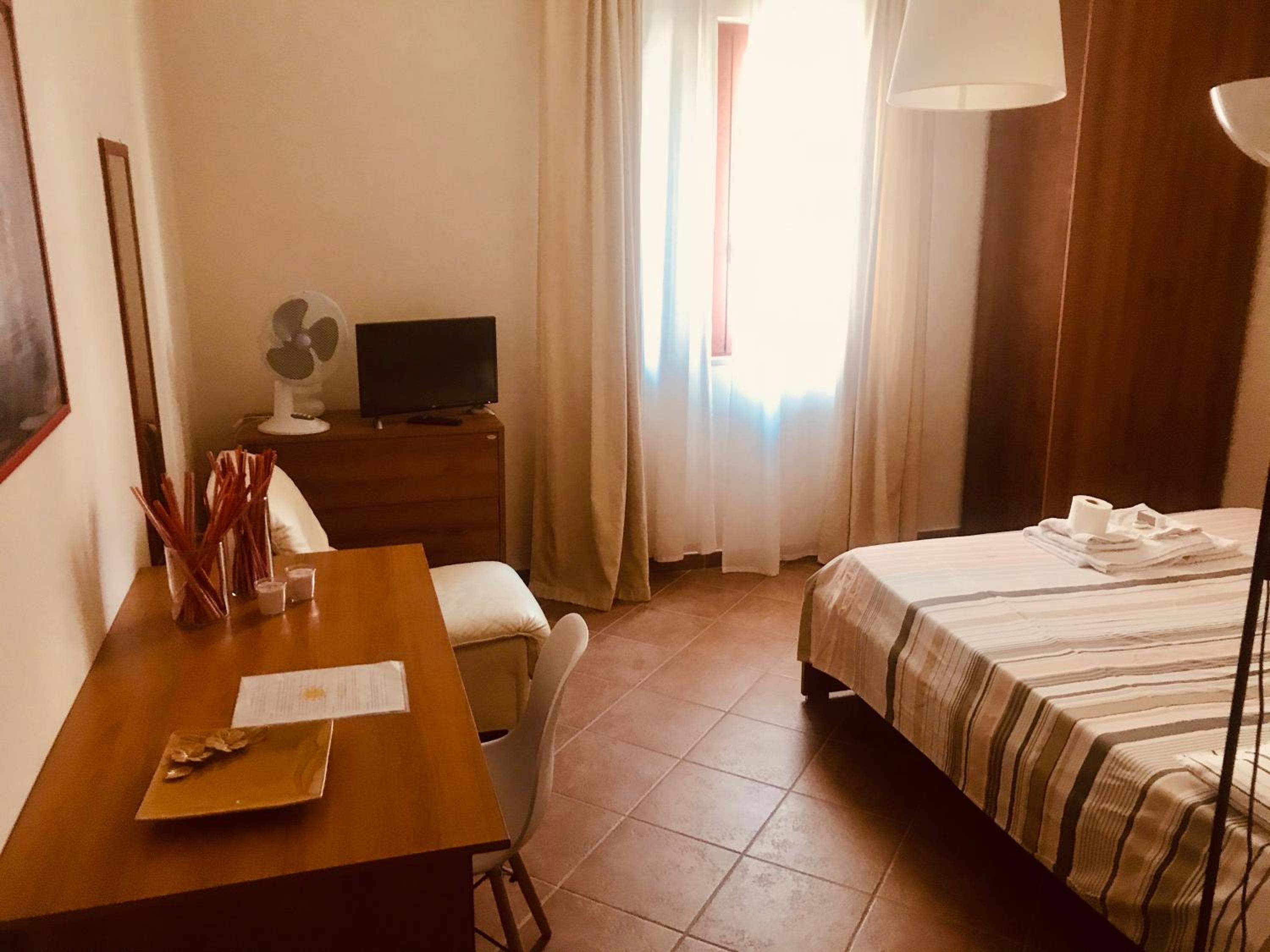 Large Double Room - Photo 3