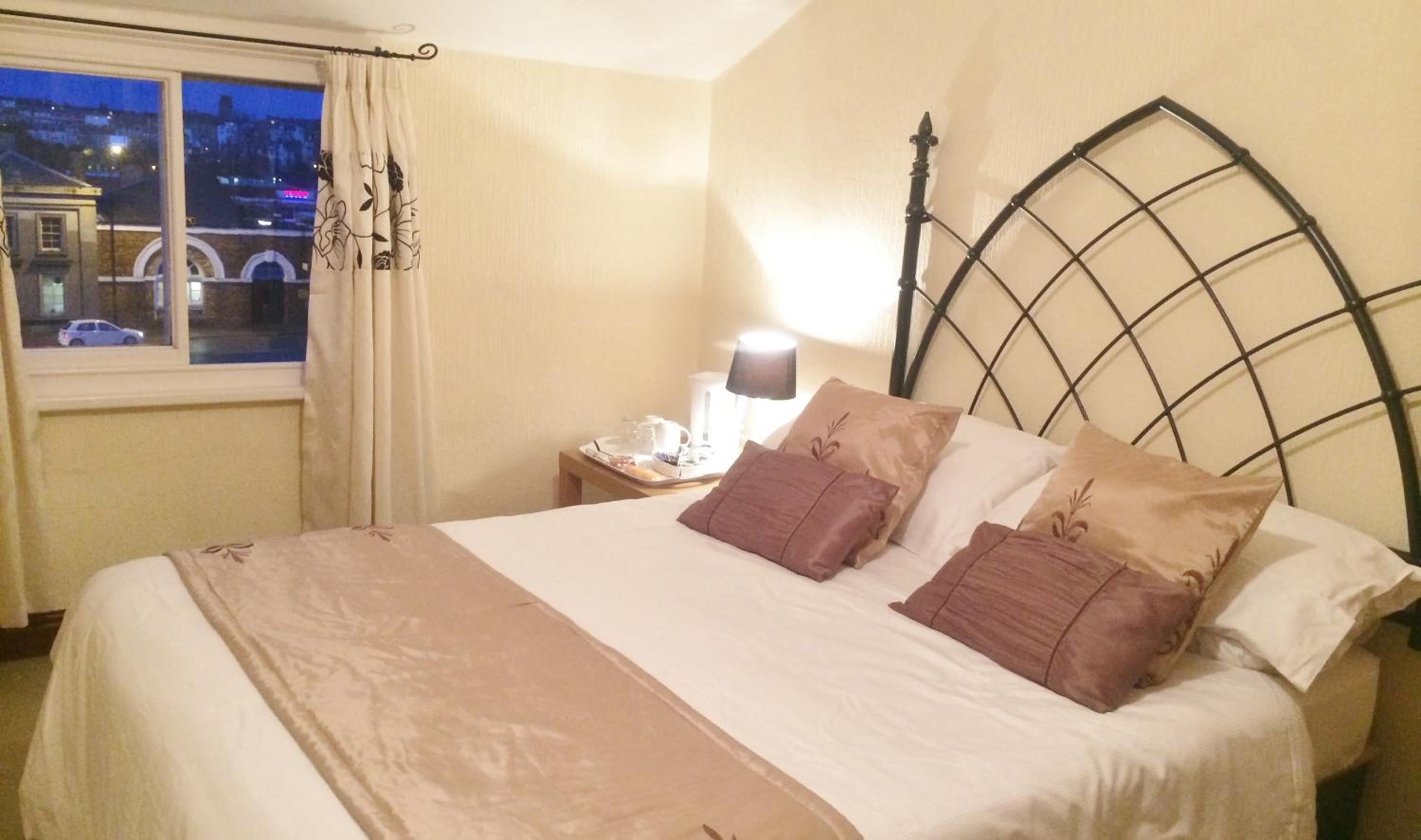 Large Double Room - Photo 1