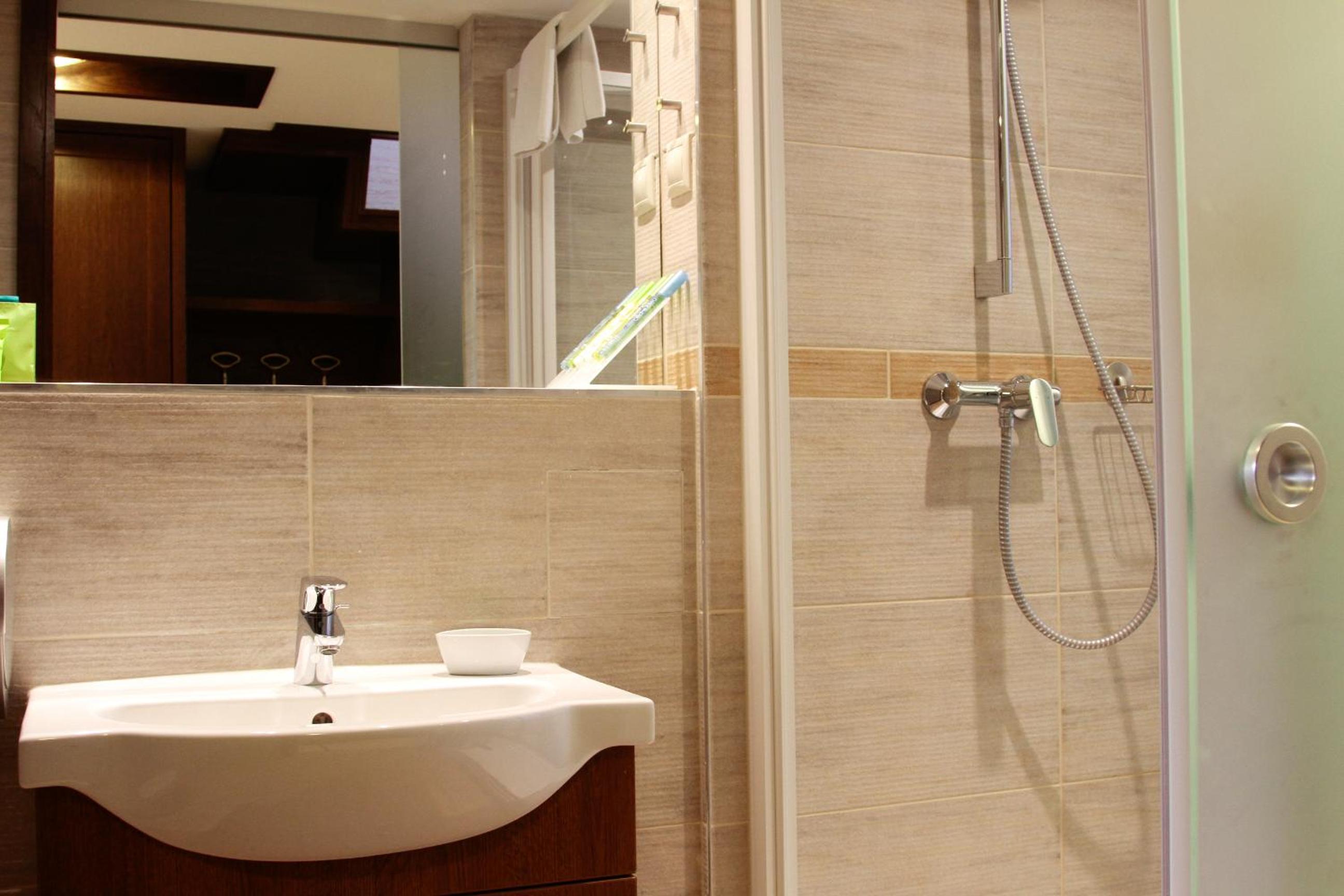 Standard Quadruple Room - Photo 12