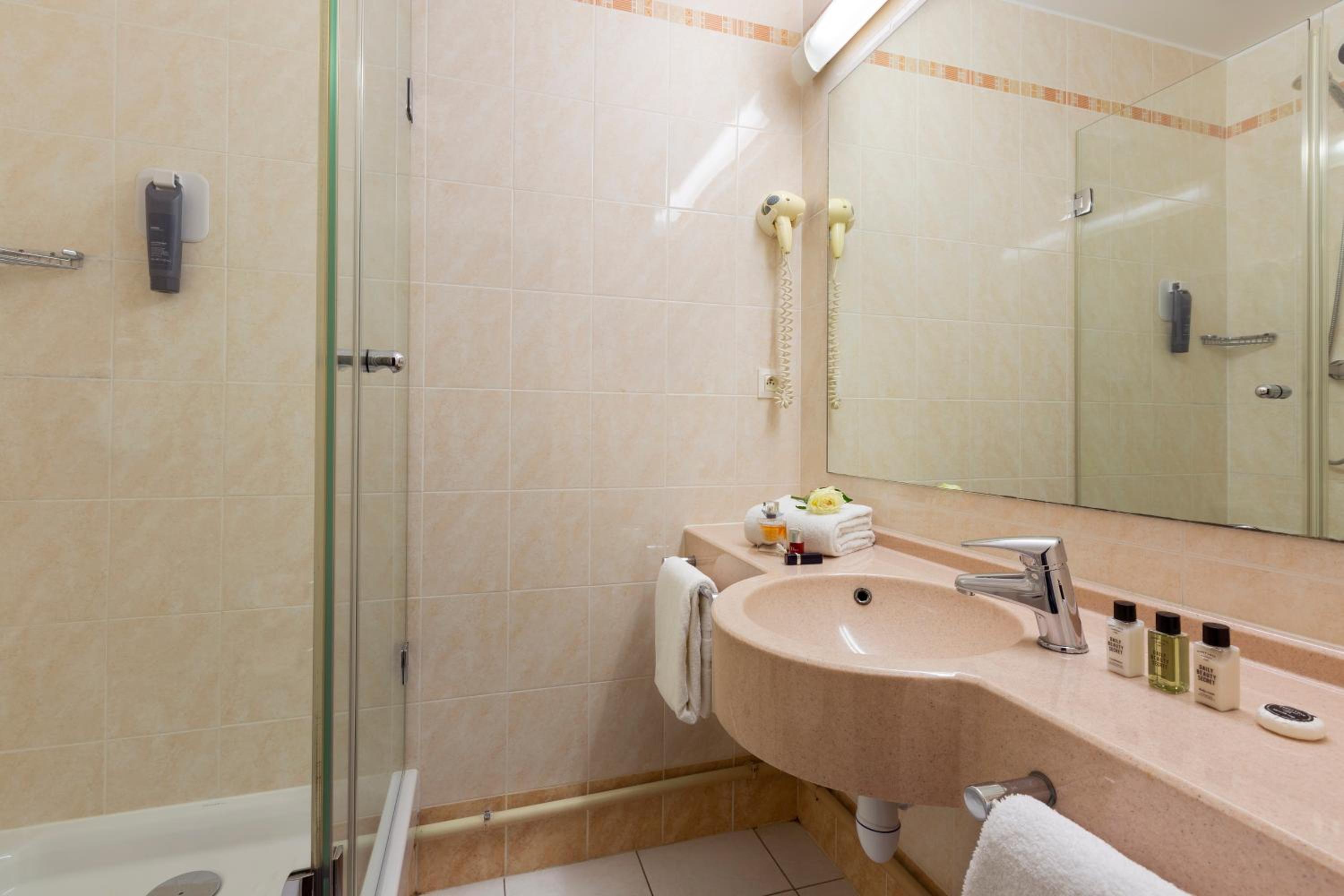 Standard Double Room - Photo 2