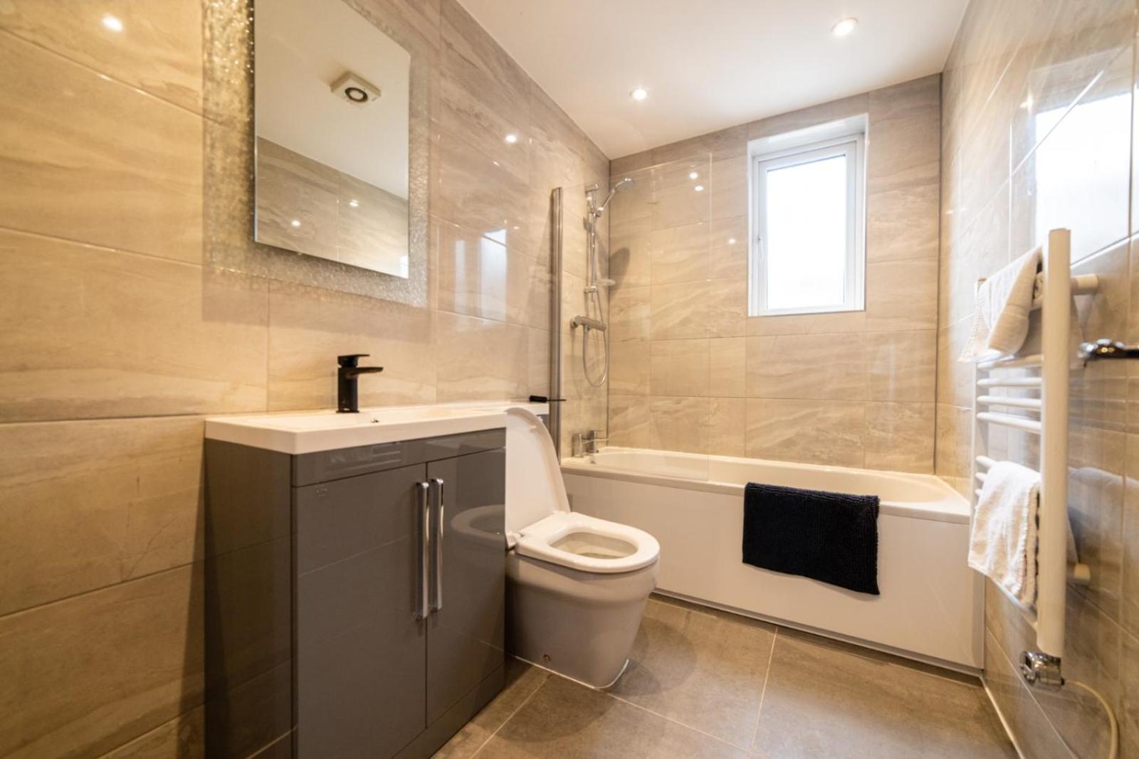 Four-Bedroom Luxury Apartment - Photo 6
