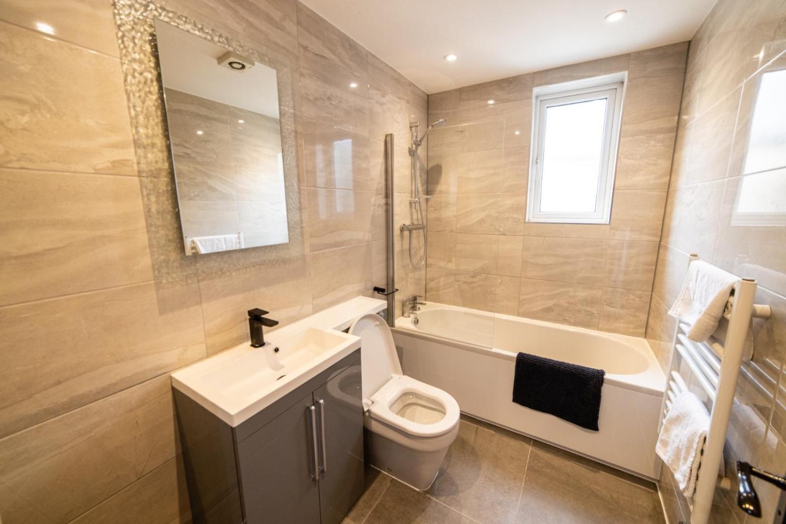 Four-Bedroom Luxury Apartment - Photo 8