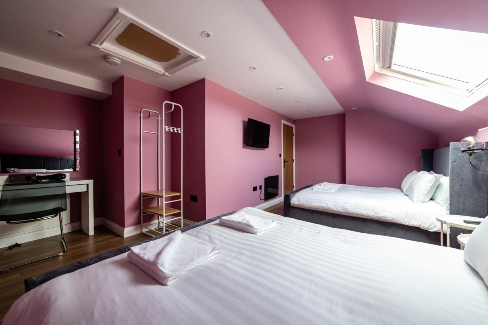 Four-Bedroom Luxury Apartment - Photo 12