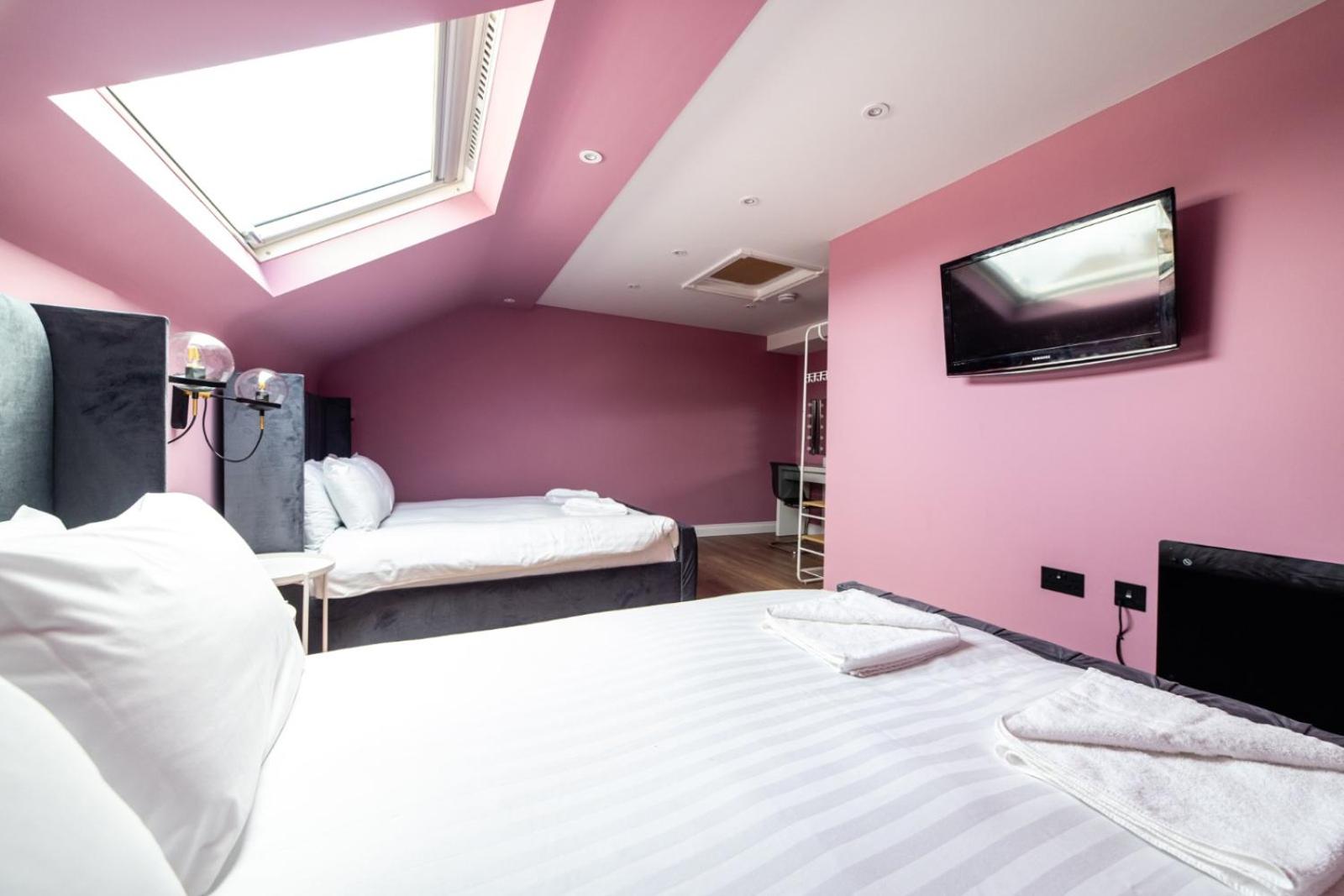 Four-Bedroom Luxury Apartment - Photo 14
