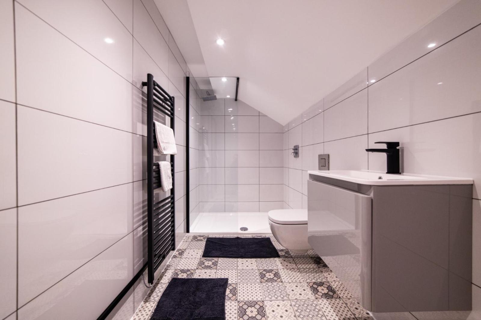 Four-Bedroom Luxury Apartment - Photo 3