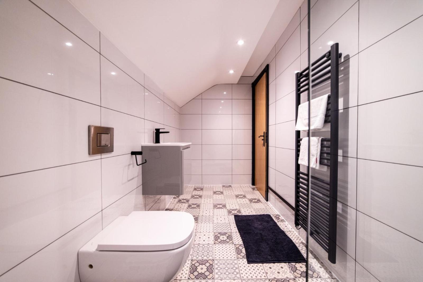 Four-Bedroom Luxury Apartment - Photo 15