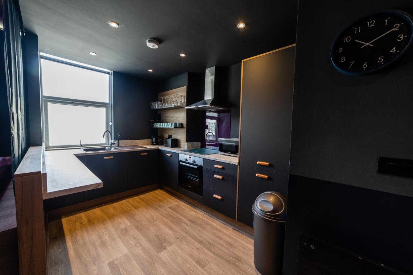 Four-Bedroom Luxury Apartment - Photo 16