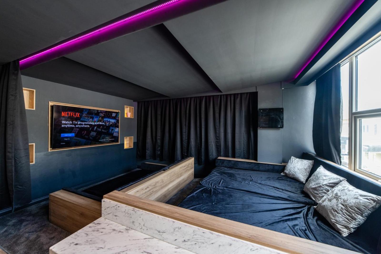 Four-Bedroom Luxury Apartment - Photo 19