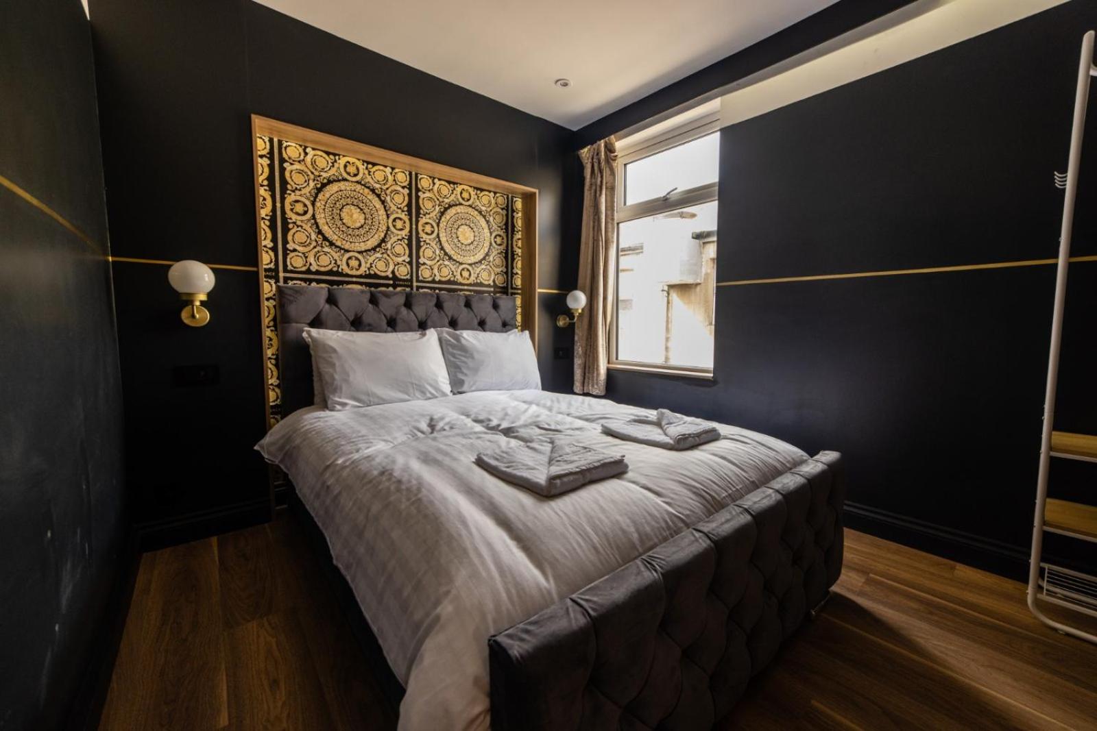 Four-Bedroom Luxury Apartment - Photo 20