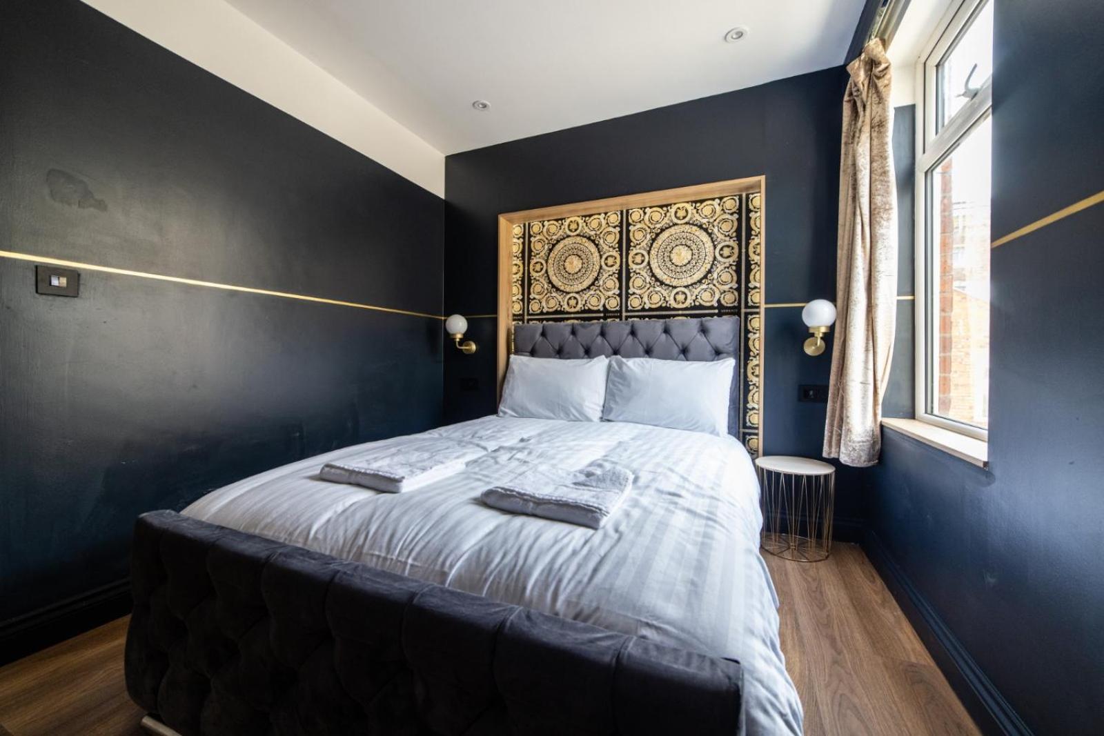 Four-Bedroom Luxury Apartment - Photo 21