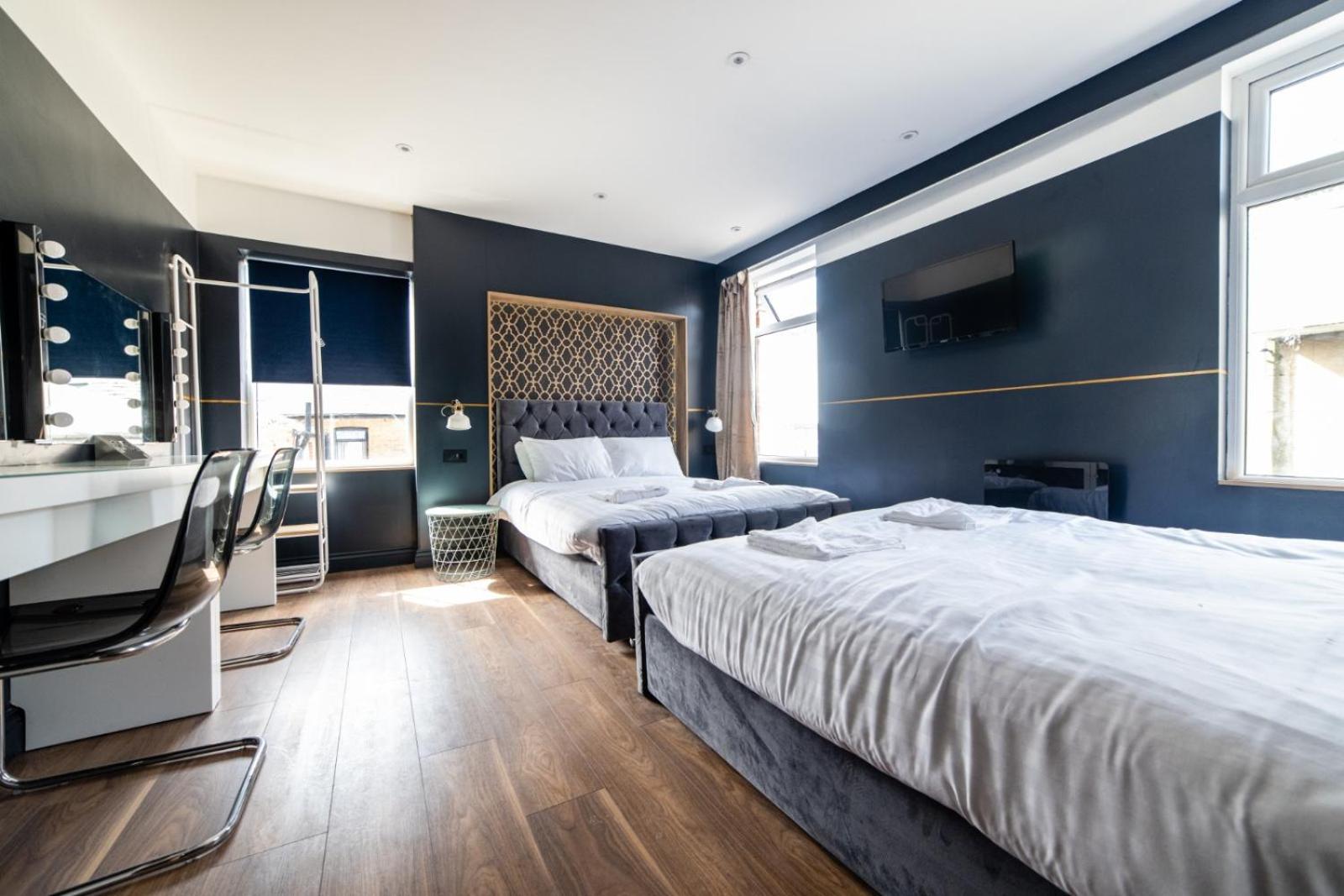 Four-Bedroom Luxury Apartment - Photo 29