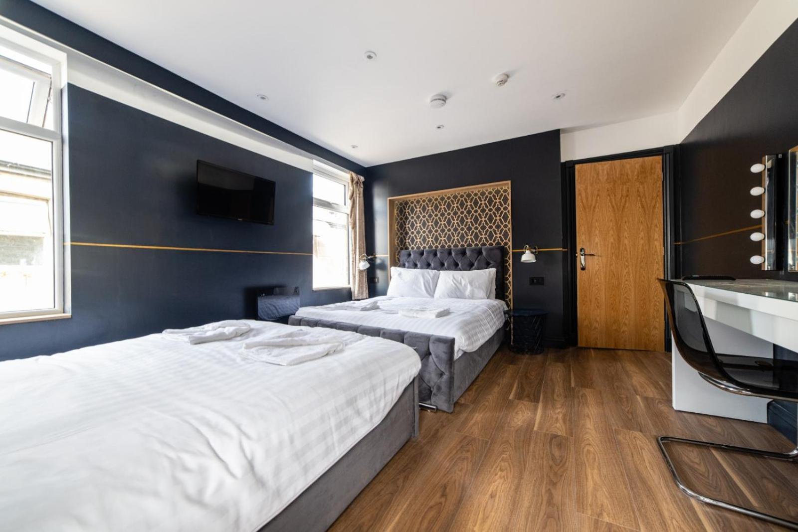 Four-Bedroom Luxury Apartment - Photo 22