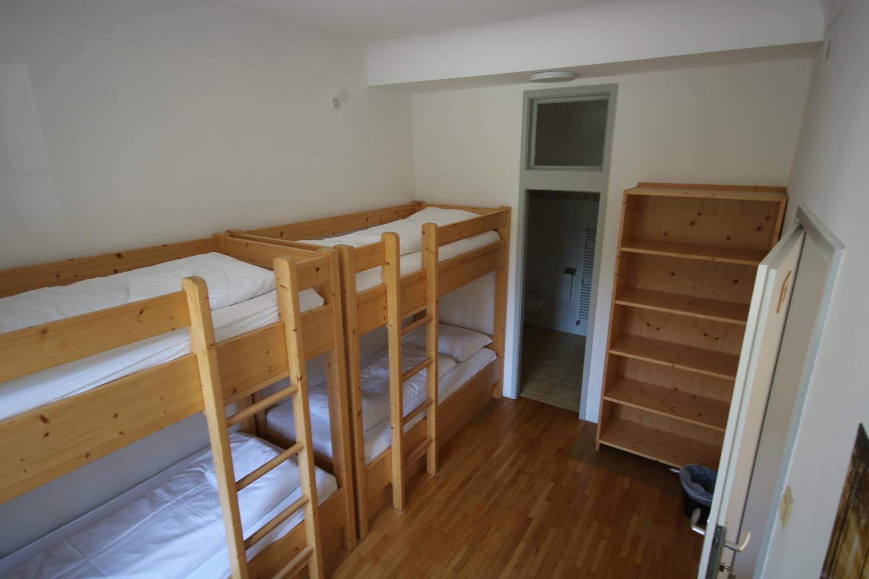 Quadruple Room with Private Bathroom - Photo 2