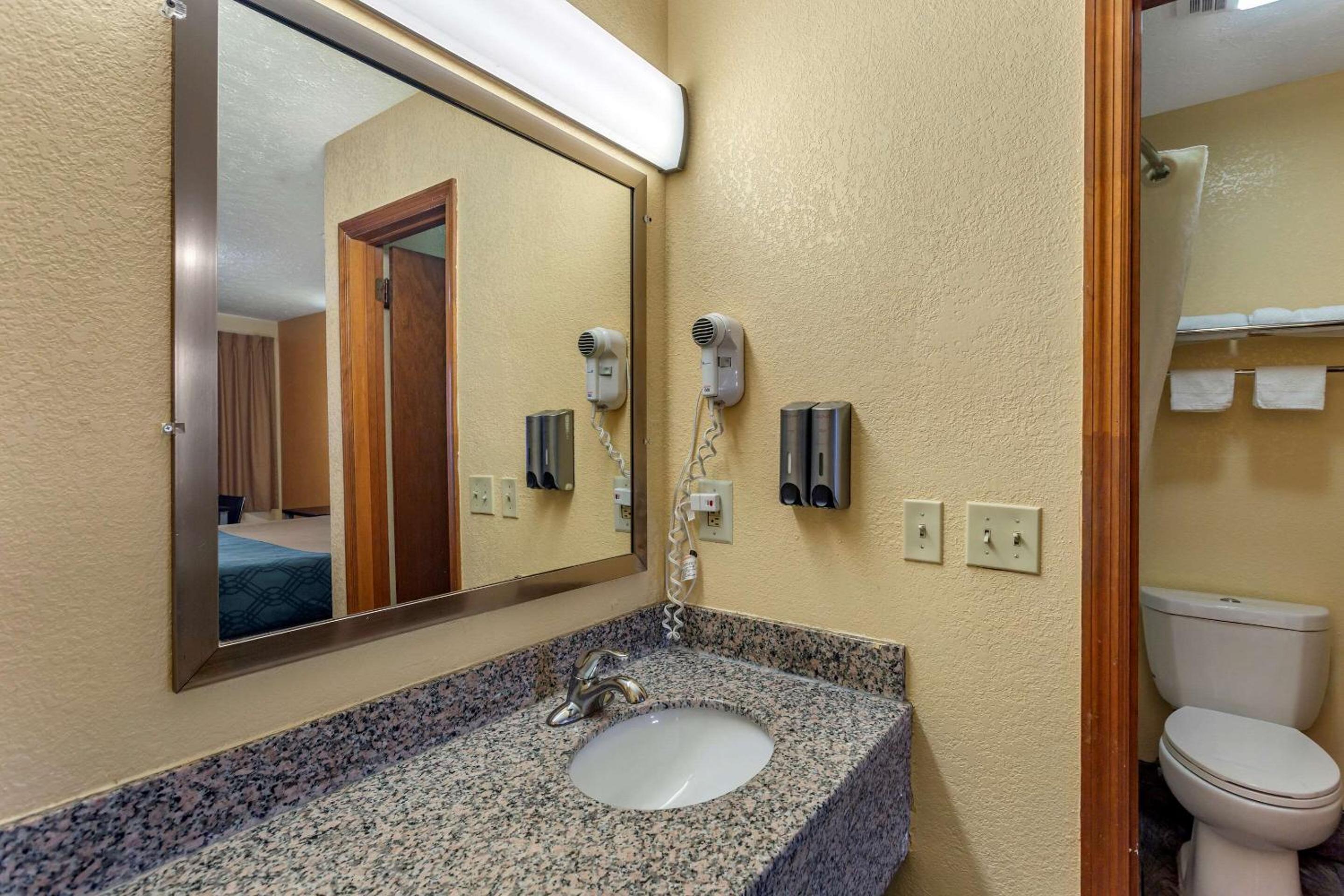 King Room - Non-Smoking photo 2