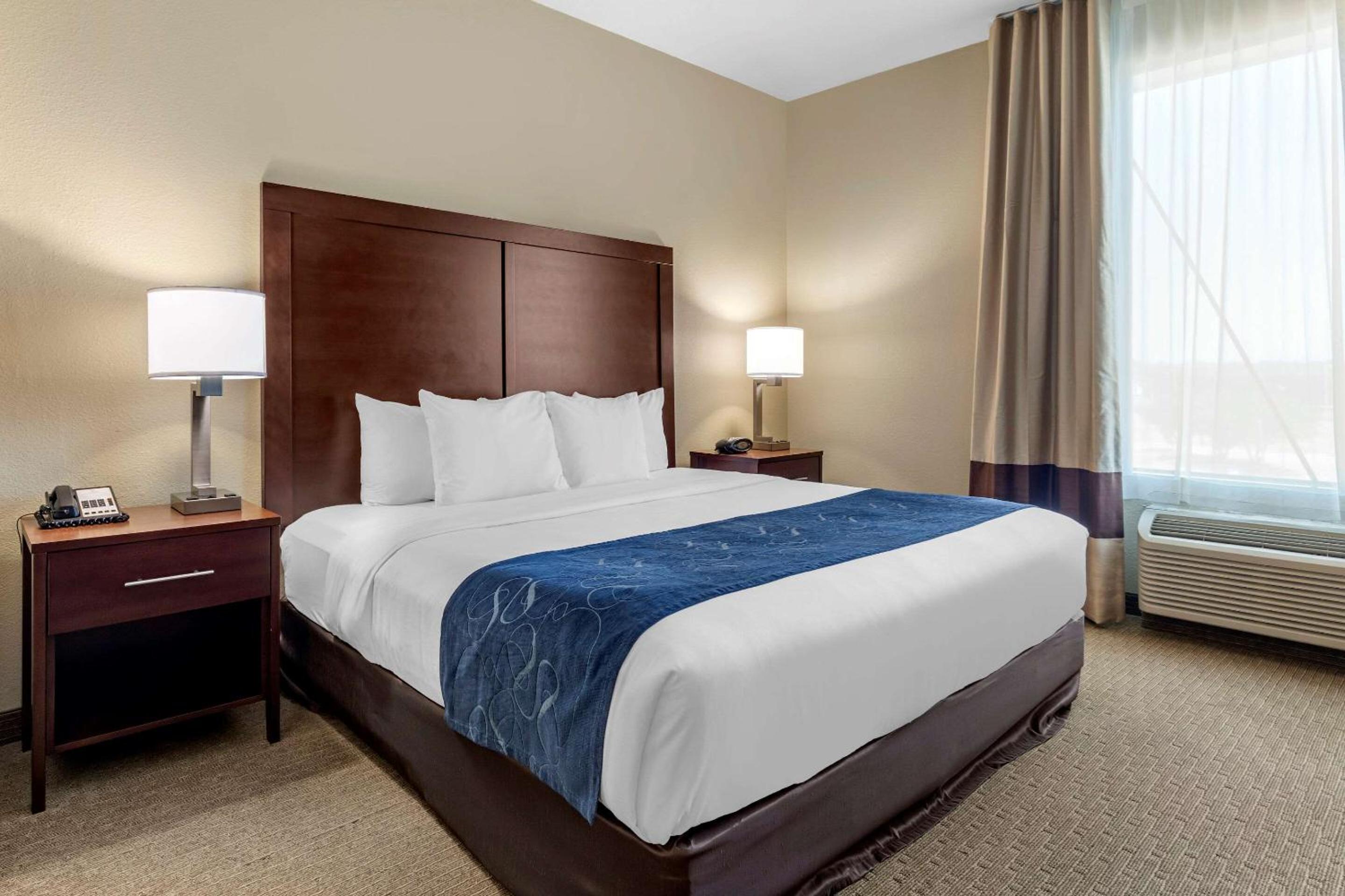 King Suite - Disability Access/Non-Smoking - Photo 1