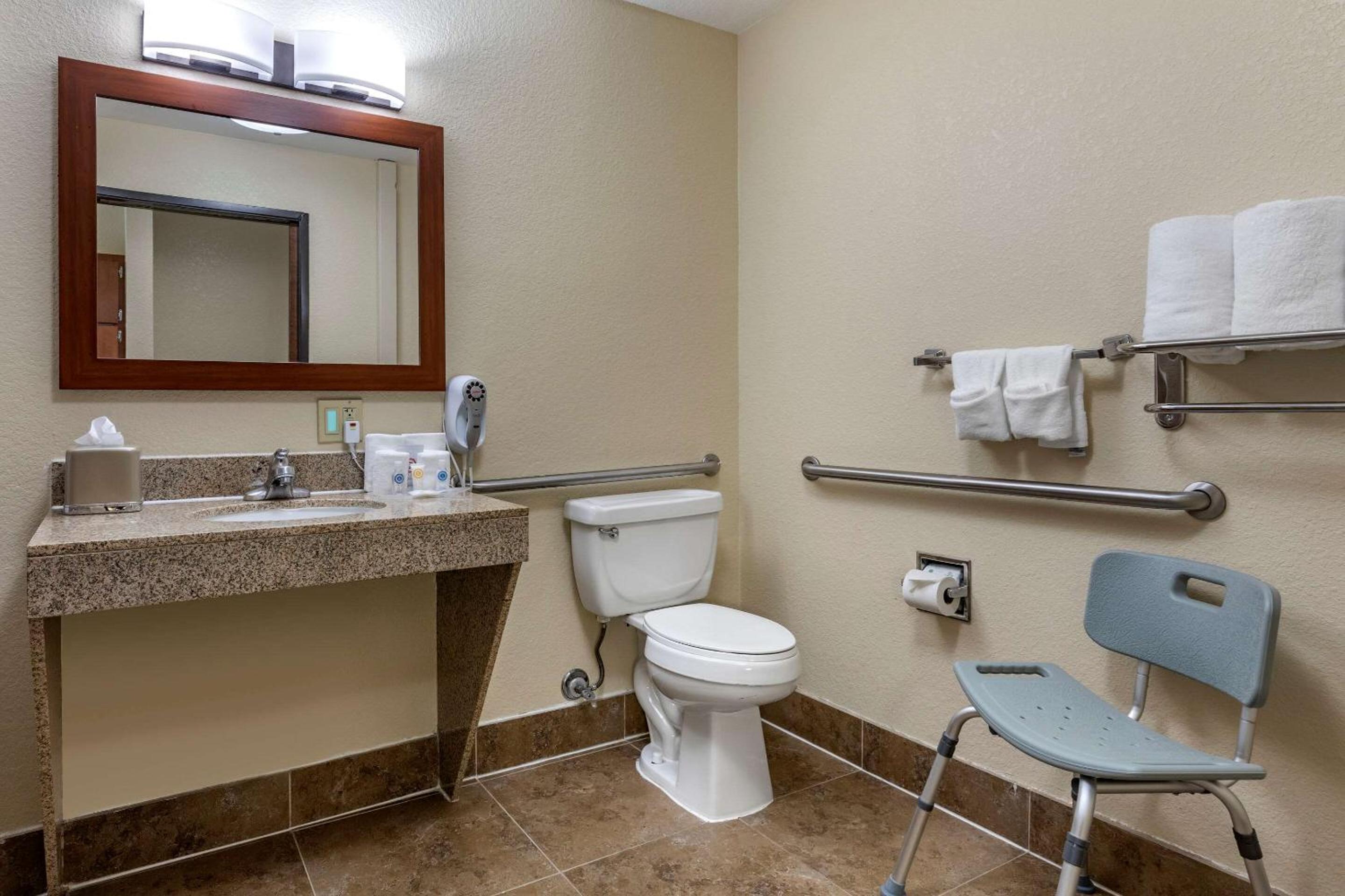 Suite with Two Queen Beds - Accessible/Non-Smoking - Photo 5