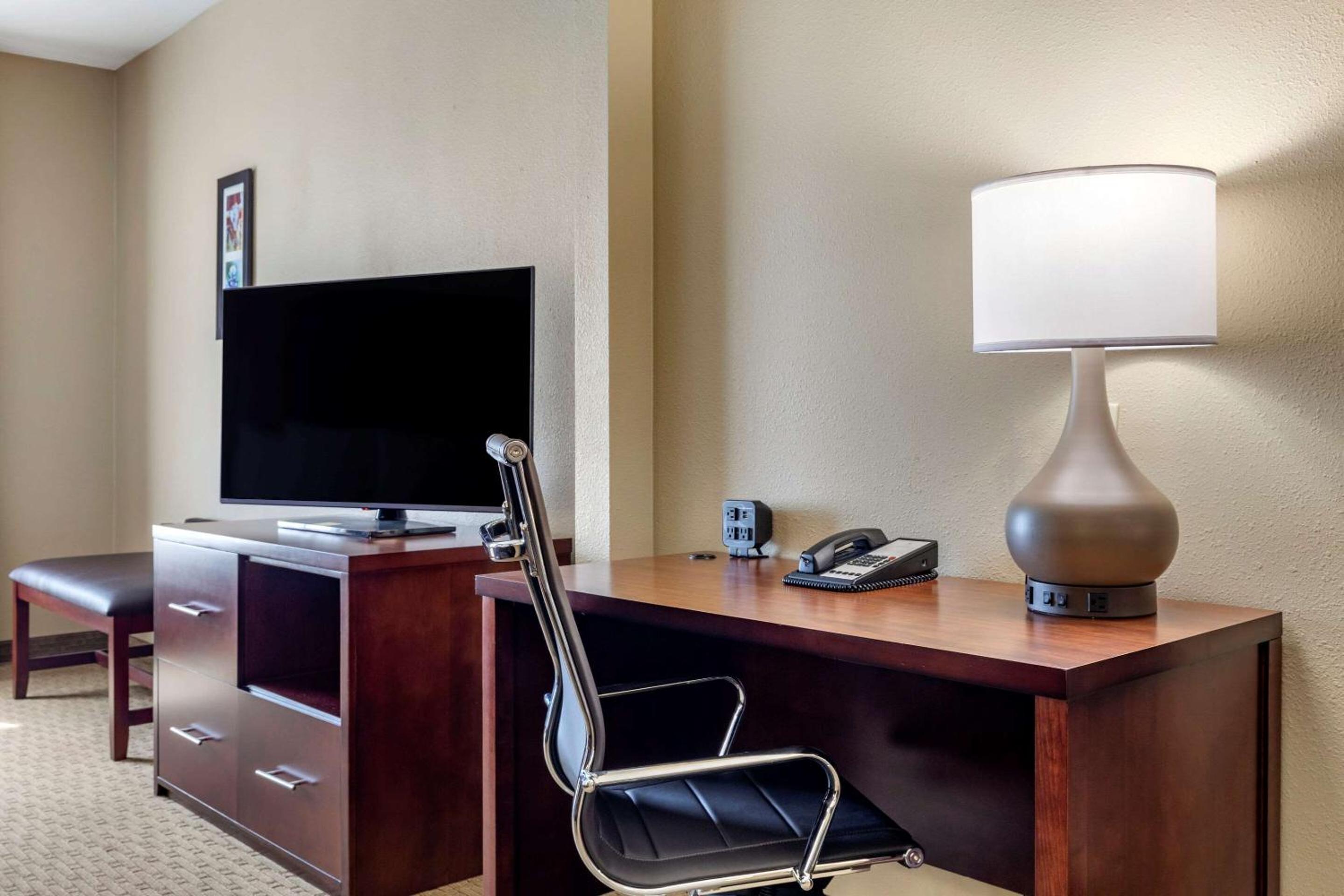 King Suite - Non-Smoking - Photo 1