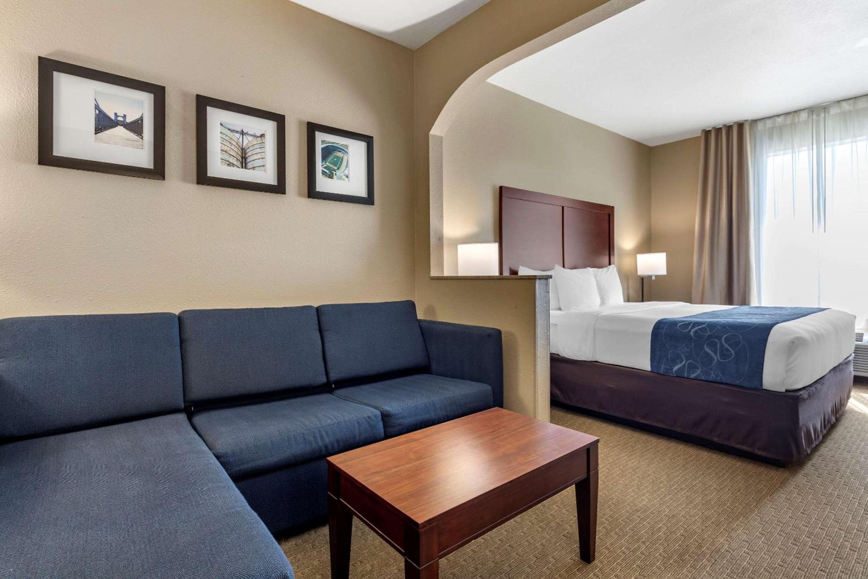 King Suite - Non-Smoking - Photo 2