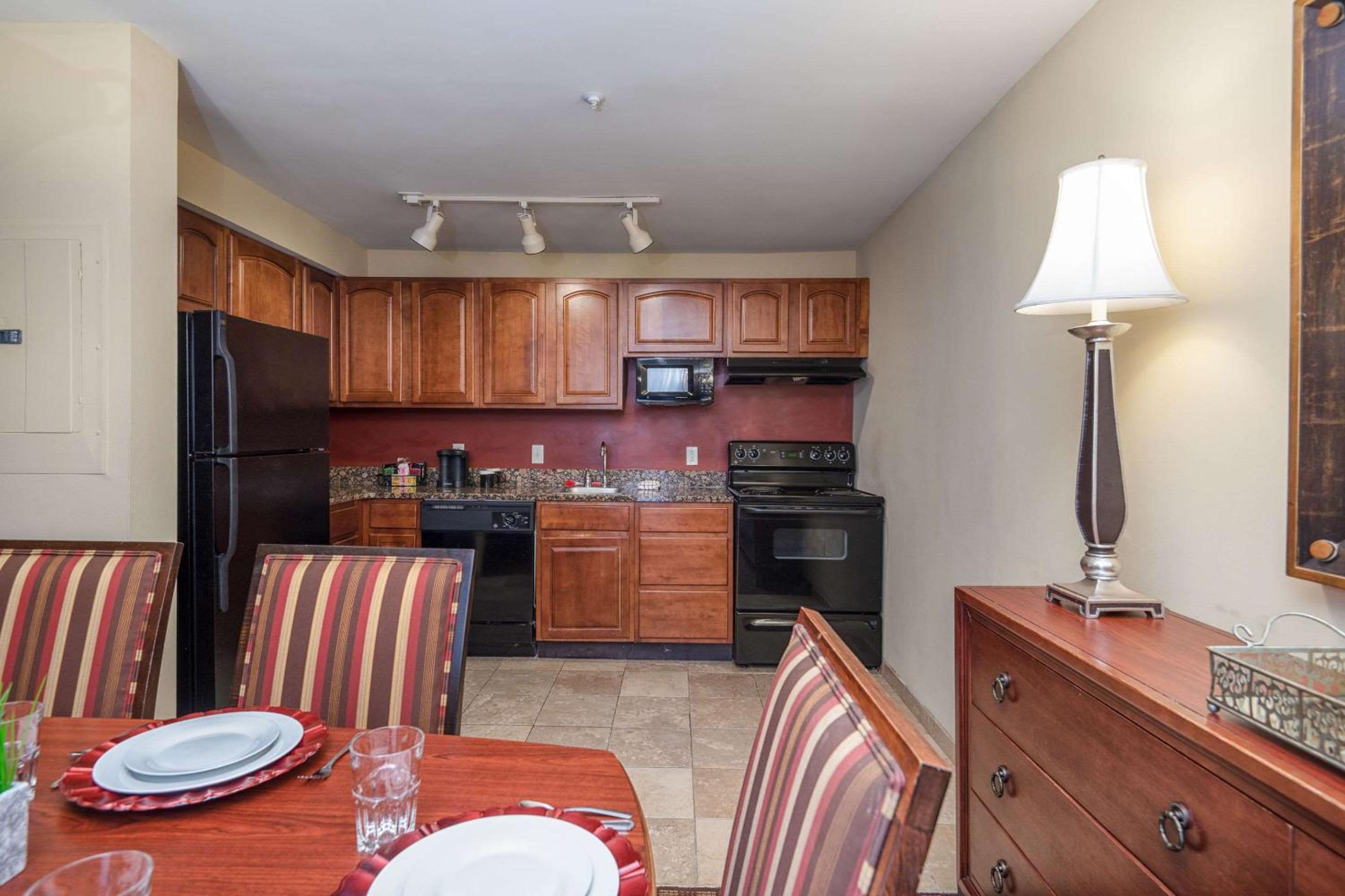 Deluxe King Studio With Kitchen - Non-Smoking